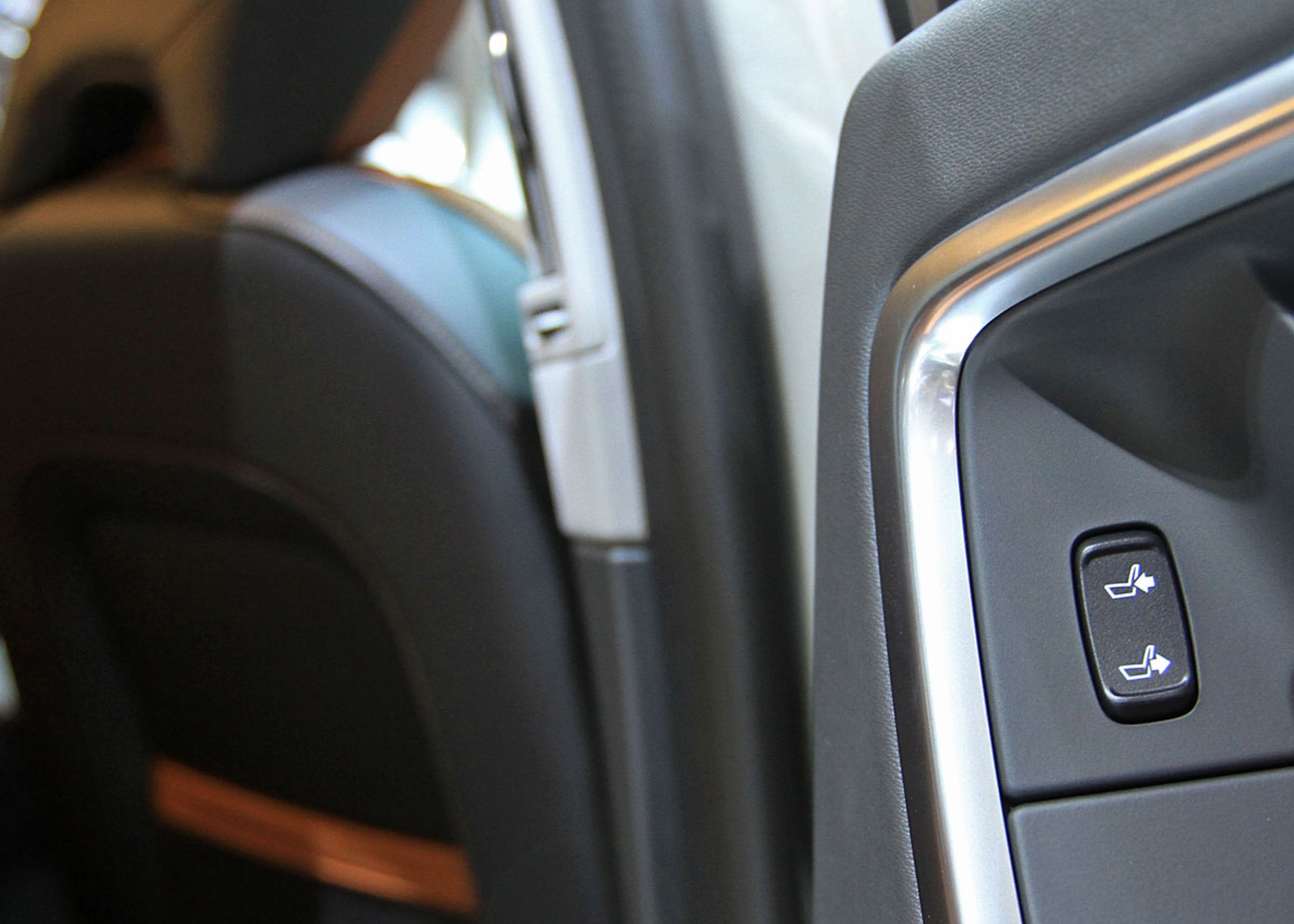 Den lange Kina-version har bl.a. en knap i bagdørens panel, så bagsædepassageren kan køre passagersædet frem for ekstra god benplads bag.