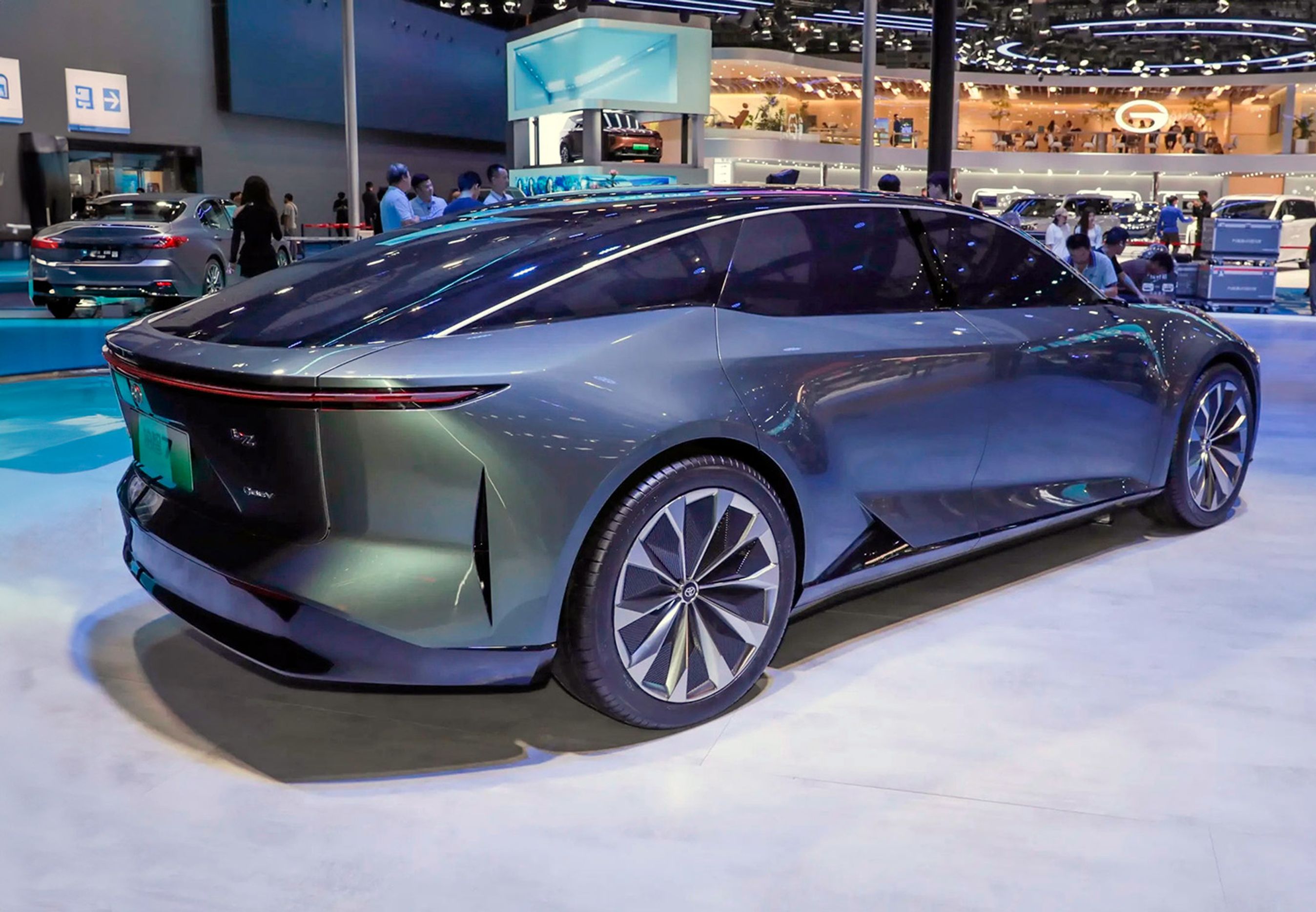 Toyota fortsætter med sit bZ-navn i Kina og lancerer nu denne store, elegante sedan, Toyota bZ7. Bilen er det første joint venture med Huawei, som leverer sit Harmony OS-cockpit-system til bilen. bZ7 er også udstyret med lidar.