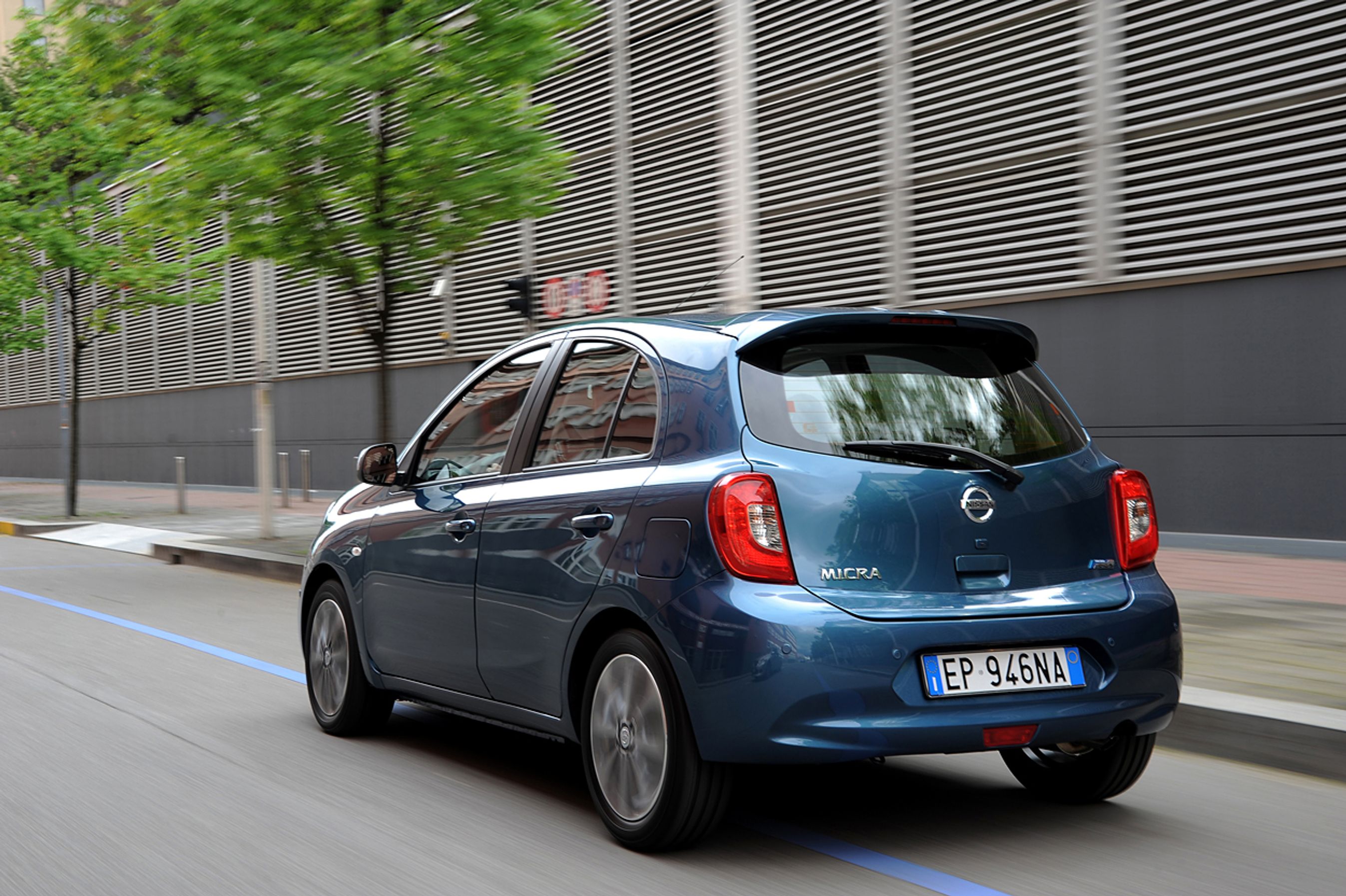 Bagtil er lygter og tagspoiler redesignet, og der er LED-stoplys begge steder.