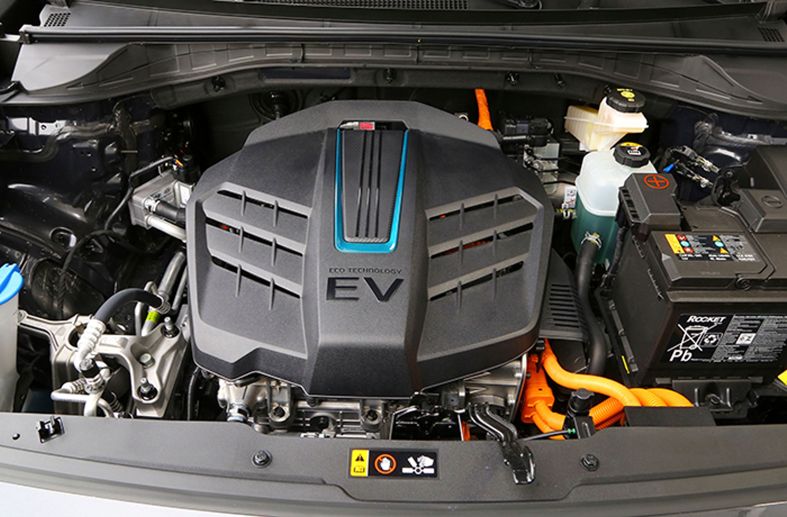 Motorrummet ligner det, man ser i en almindelig bil. Men her er det øverst spændingsregulatoren, og nederst en elmotor med et fast drev til de trækkende forhjul. Kia e-Niro fås i to udgaver med enten 136 hk eller 204 hk.