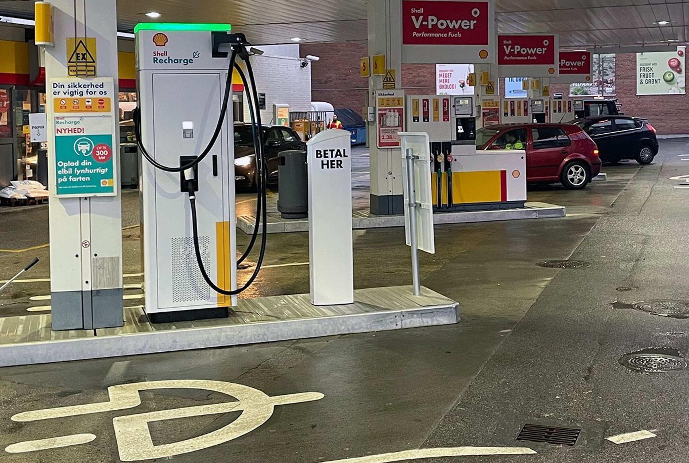 Ladestanderne erstatter benzin- og dieselpumper og står derfor også under halvtag.