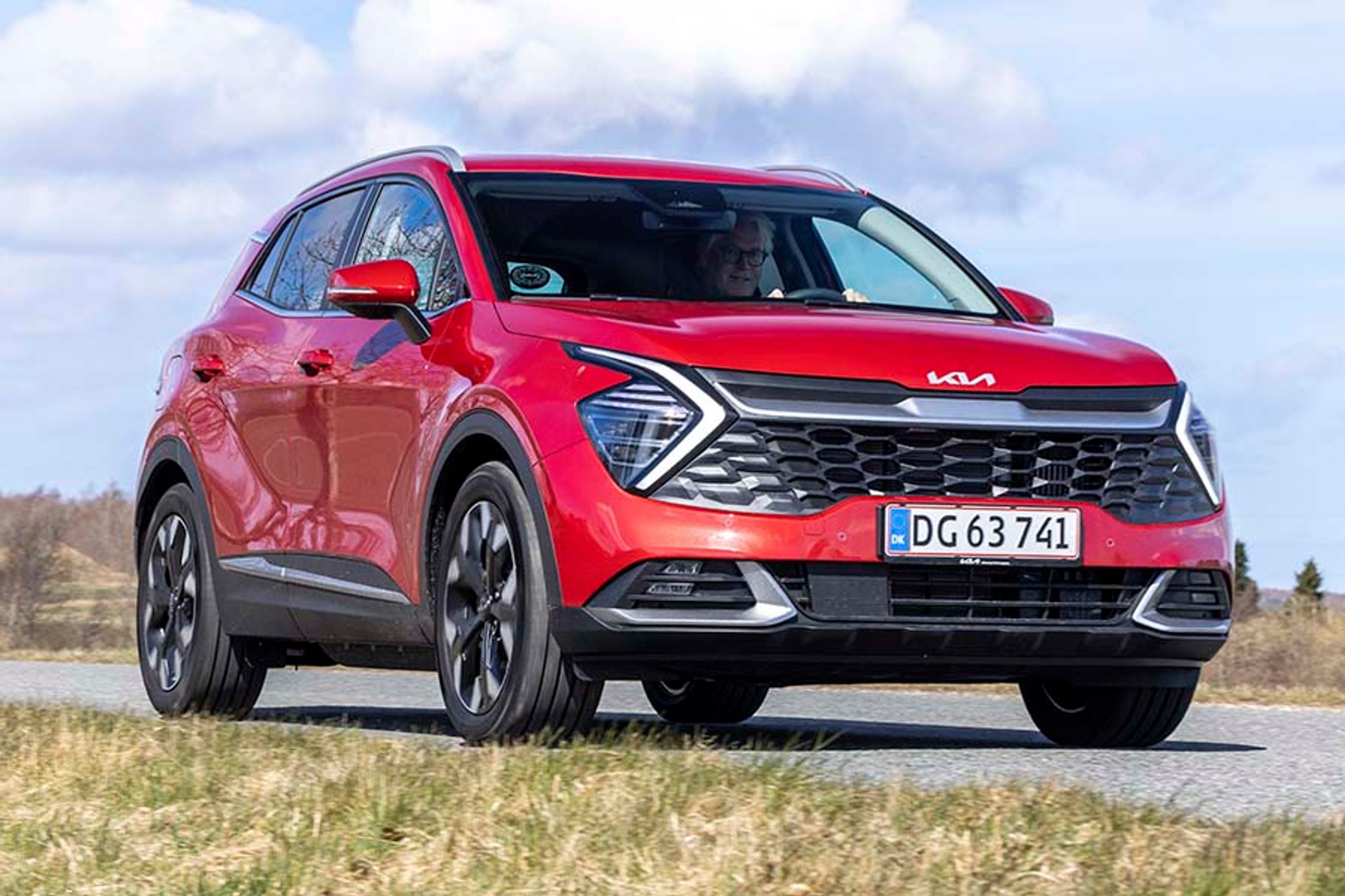 Kia Sportage er kommet i en helt ny generation, der byder på alt i den mest moderne teknik, man forventer i en ny bil. Her er det plugin-hybriden med firehjulstræk og 265 hk, vi har testet. De karakteristiske LED-kørelyslygter giver bilen et moderne udtryk og gør den let genkendelig.