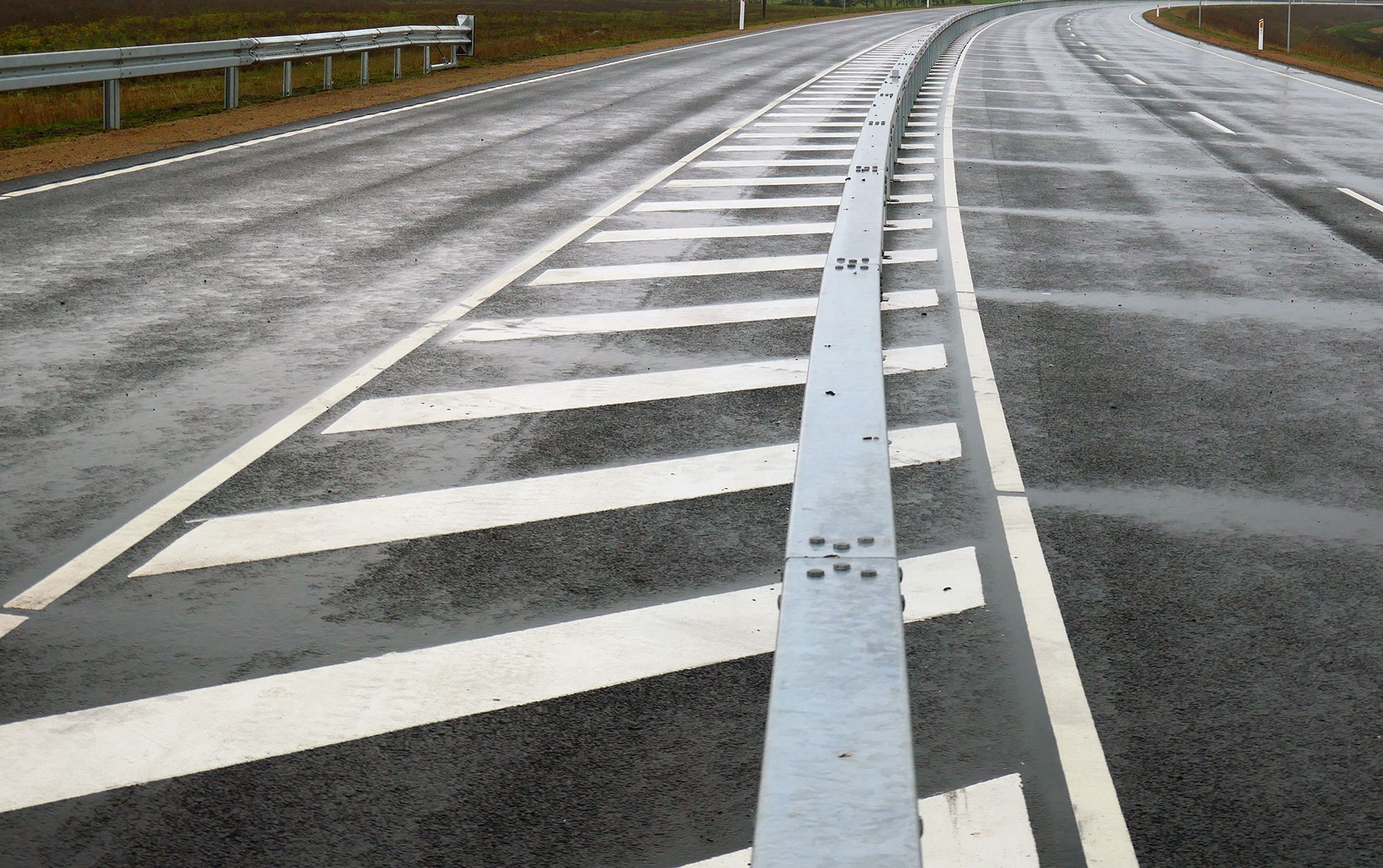 Midterautoværnet er som noget nyt anbragt asymmetrisk i midten. Dermed er der skabt mere plads på den side, hvor der kun er et spor. Dermed vil en havareret lastbil ikke blokere vejen, når den trækker ud i rabatten. Der vil akkurat være plads til, at andre biler, også lastbiler, kan snige sig forbi.