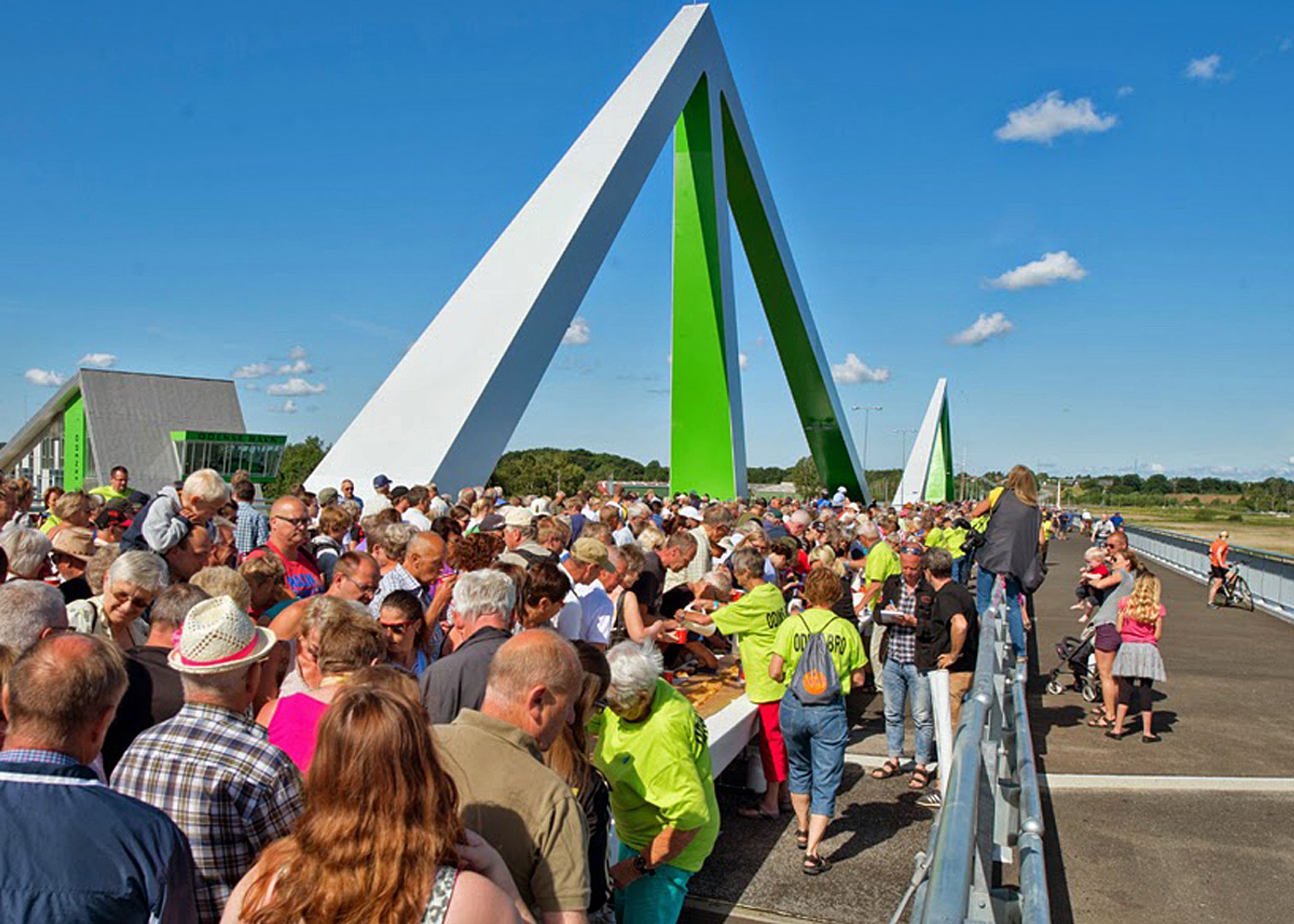 Der var fuldt hus på broen ved den officielle indvielse. Bl.a. var der et 200 meter langt kagebord.