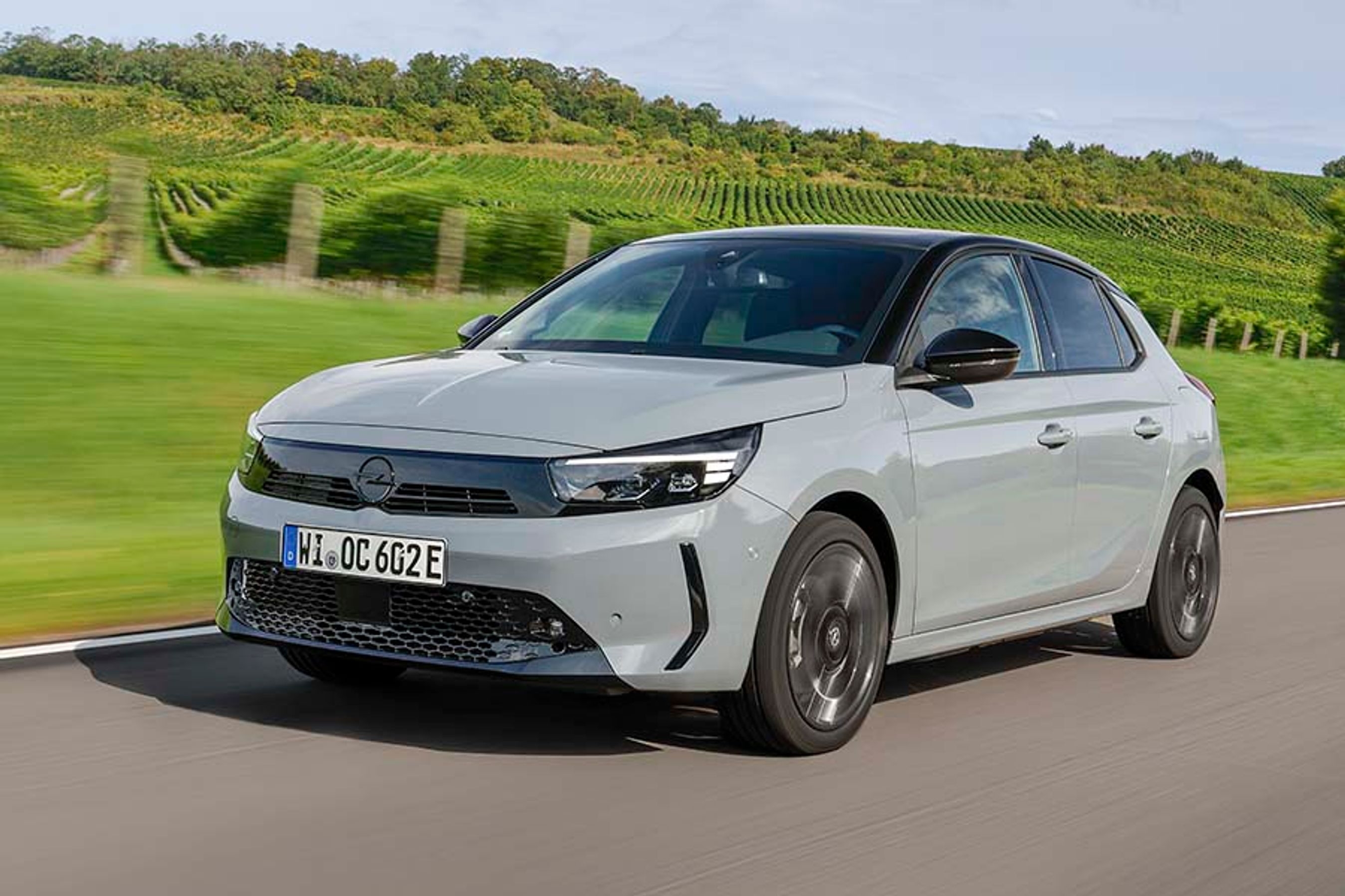 Opel Corsa har fået et markant og vellykket visuelt facelift. Fronten er nu i samme stil som bl.a. Astra og Mokka, et „ansigt“ Opel kalder Vizor. Men det nye Opel-logo har minibilen ikke fået.