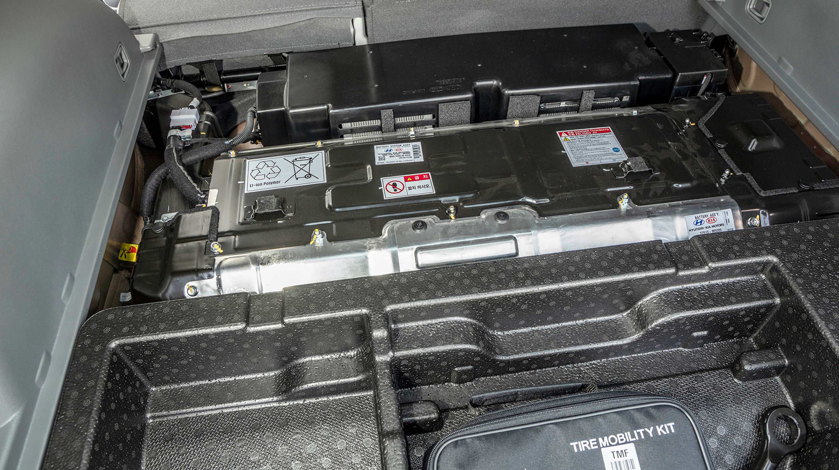 Under gulvet i bagagerummet findes dels batteriet til hybridsystemet, dels lappekit og et ekstra opbevaringsrum.
