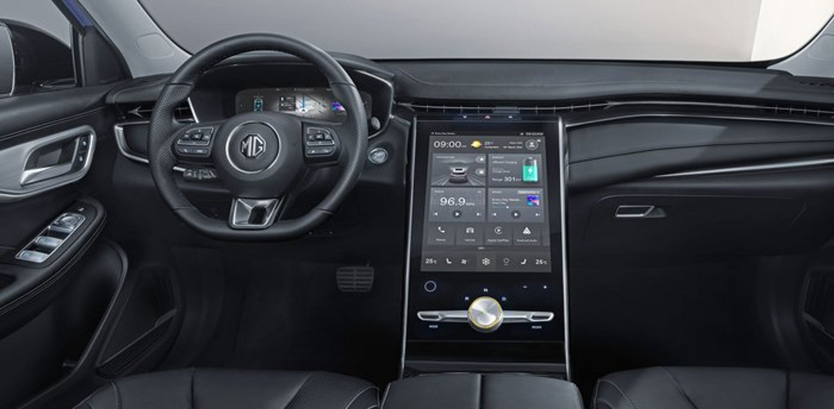 Førerpladsen er helt moderne og sikkerhedsudstyret tilsyneladende i top.