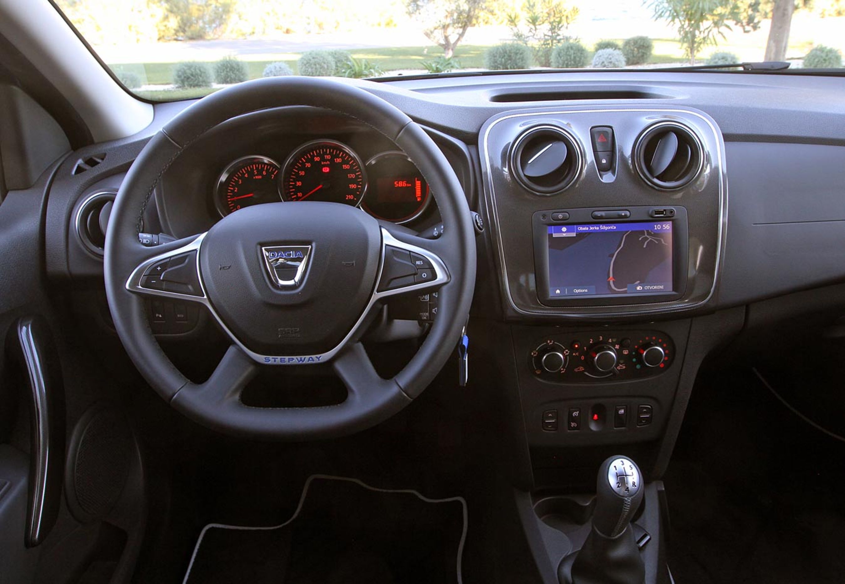 Instrumentbordet er frisket op med bedre materialer, nye luftdyser og ikke mindst nyt rat.