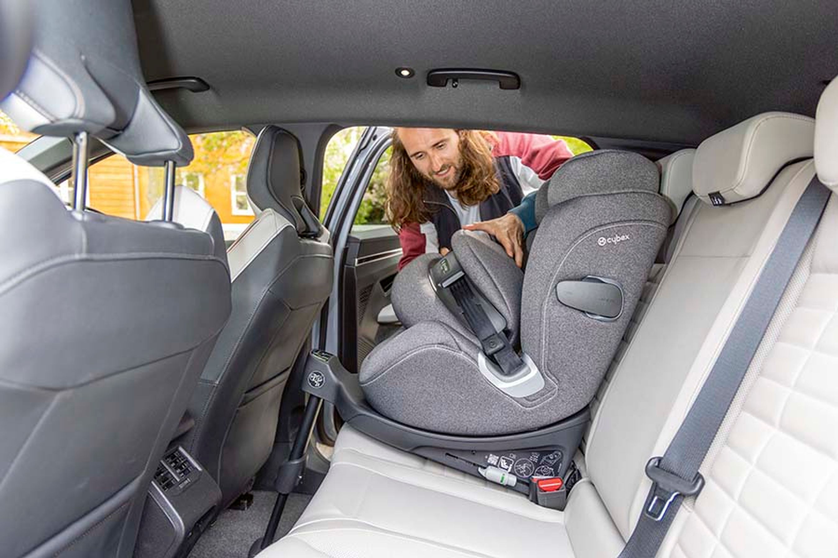 Der er isofix-beslag ved de to yderpladser på bagsædet samt på højre forsæde. Der er desuden friskluftdyser mellem forsæderne.