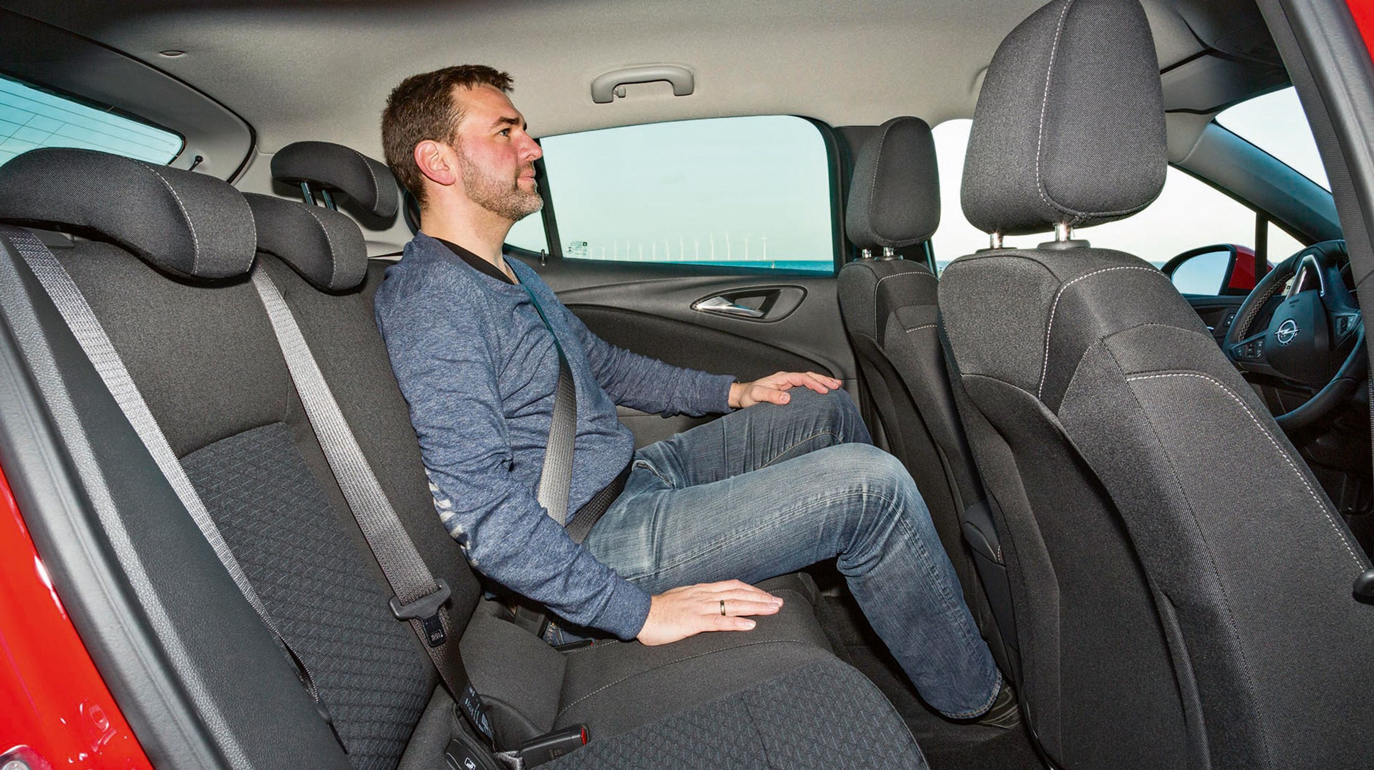Opel Astra byder på god plads ved både for- og bagsæder. Både loftshøjden og knæpladsen imponerer, men vi savner luftdyser til bagsædet.