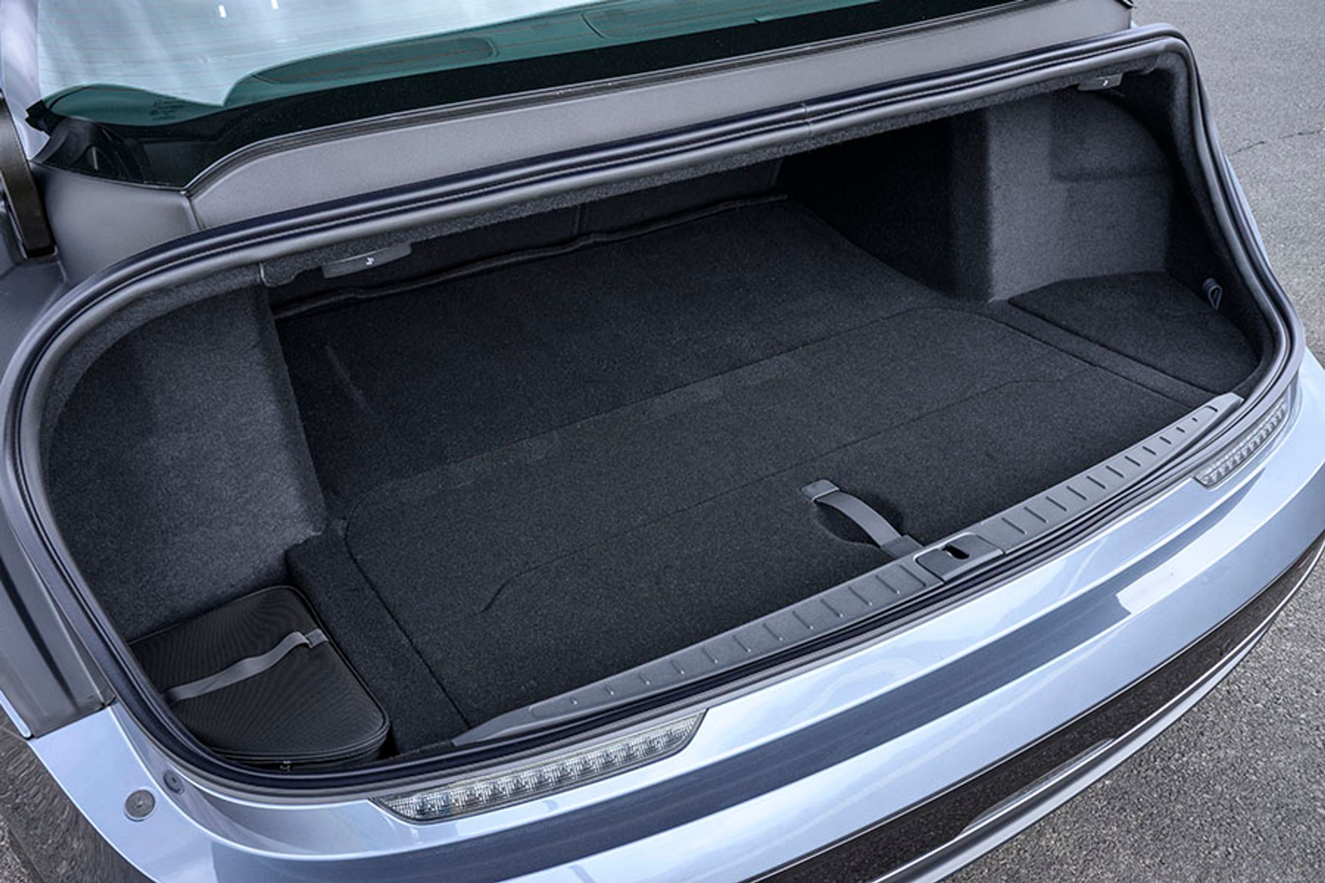 Bagagerummet er enormt, og bagklappen åbner i hele bilens bredde. Det rummer 627 liter, hvilket er inklusive et rum under gulvet. Fortil er der desuden en enorm frunk.