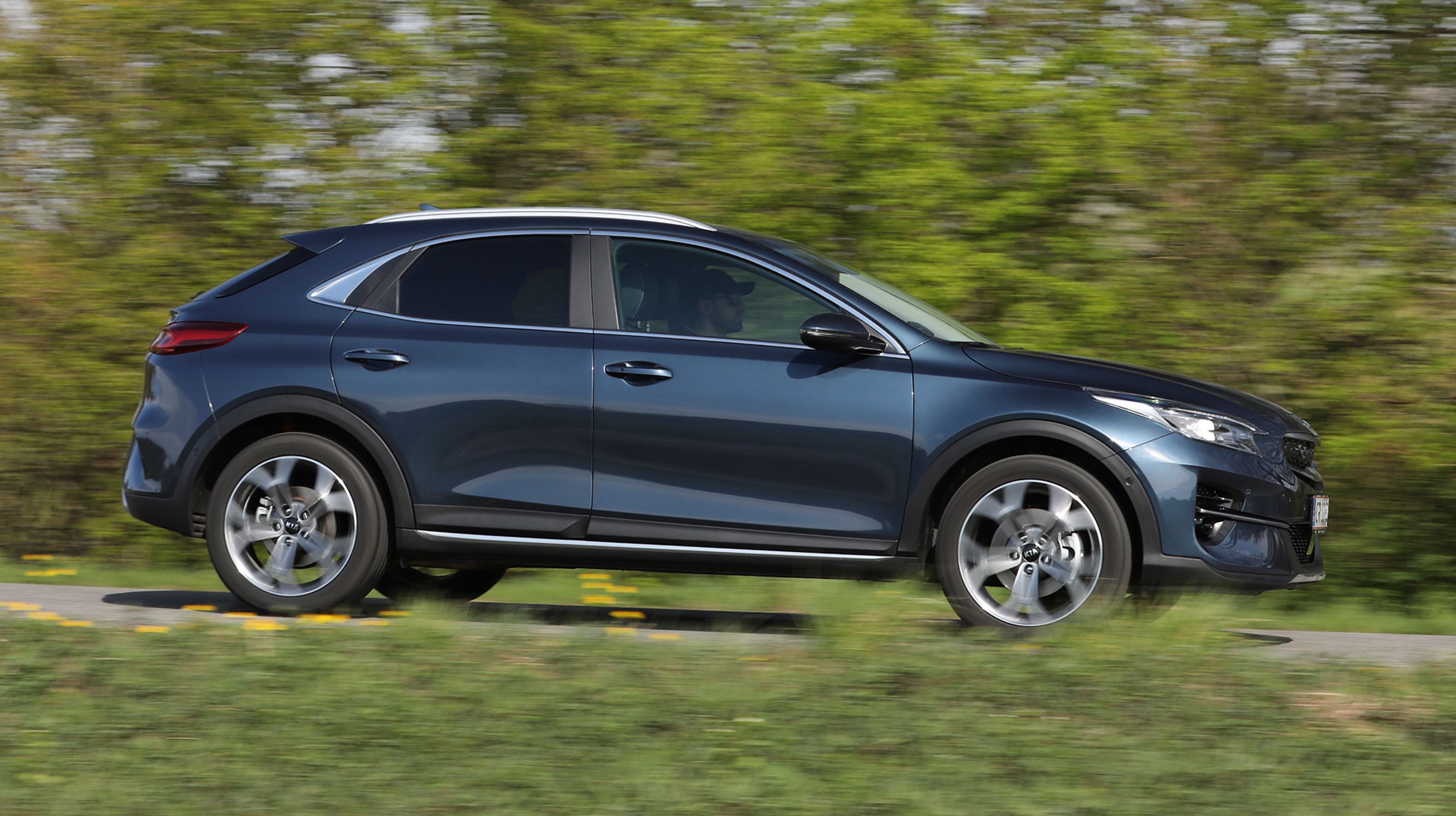 Med sine plastskærmkanter ser Kia Exceed både stor og lidt offroadagtig ud. Men XCeed er blot en høj Ceed og giver kun en snert SUV-fornemmelse. 