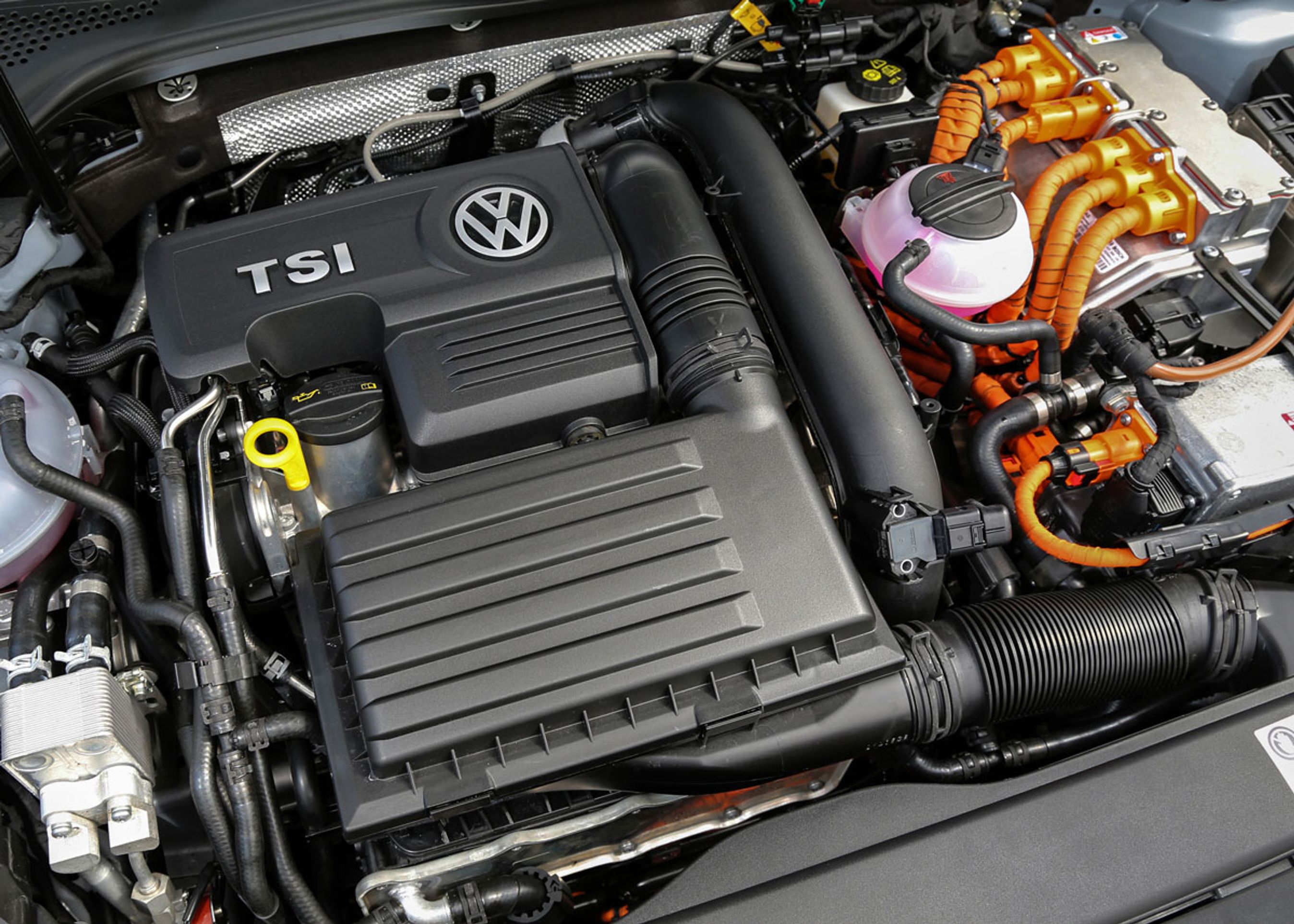 VW Golf har både en 150 hestesbenzinmotor og en 104 hestes elmotor. Sammen med automatgear og batteri mm. øger det vægten med næsten 300 kg.