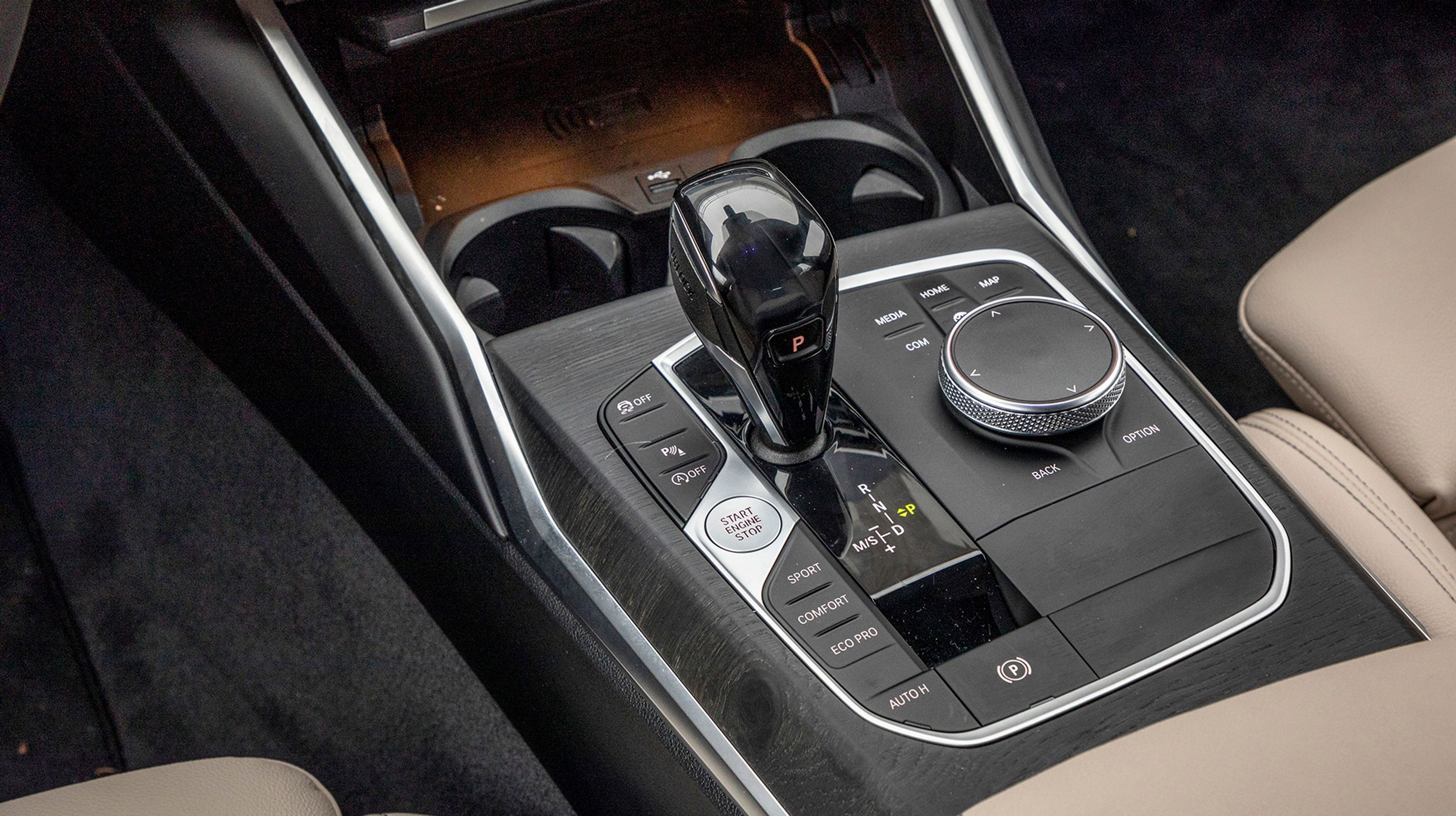 Alle nye BMW-modeller får samme type digitale skærme og gearvælgere på udgaver med automatgear. Det er en lille kugle, som ligger godt i hånden, og startknappen er placeret lige under tommelfingeren på højre hånd. 