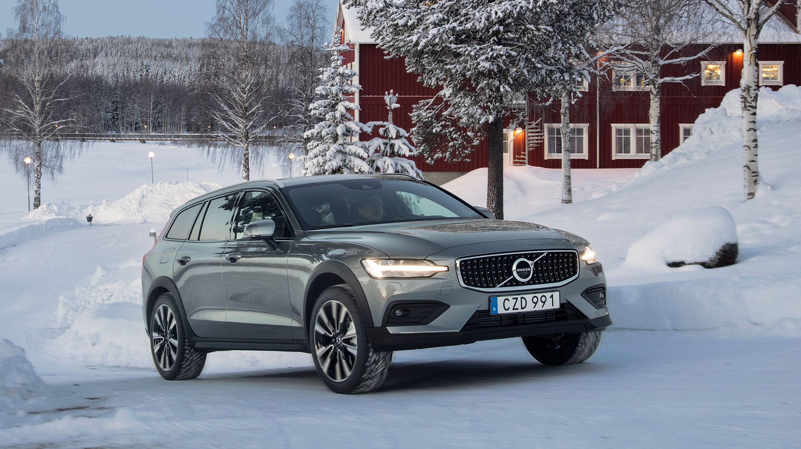 ”Made by Sweden” er Volvos Motto, og i et snedækket svensk landmiljø forstår man betydningen af dette. Den nye Cross Country er som skabt til kørsel i vinterføre væk fra asfaltvejene.