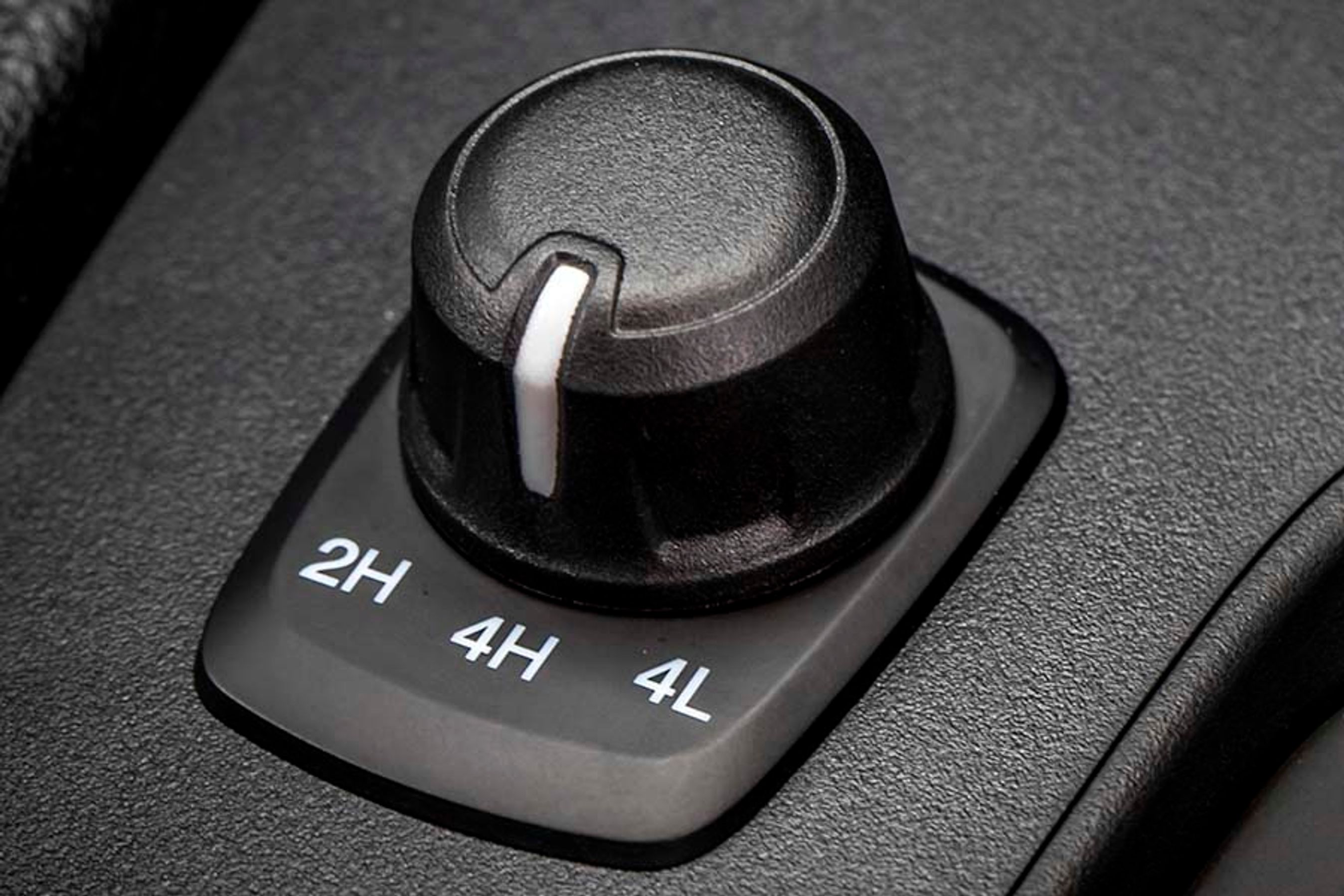 Firehjulstrækket kan indstilles mellem høj- og lavgear, og på landevejen blot som tohjulstræk (baghjul) for at spare brændstof.