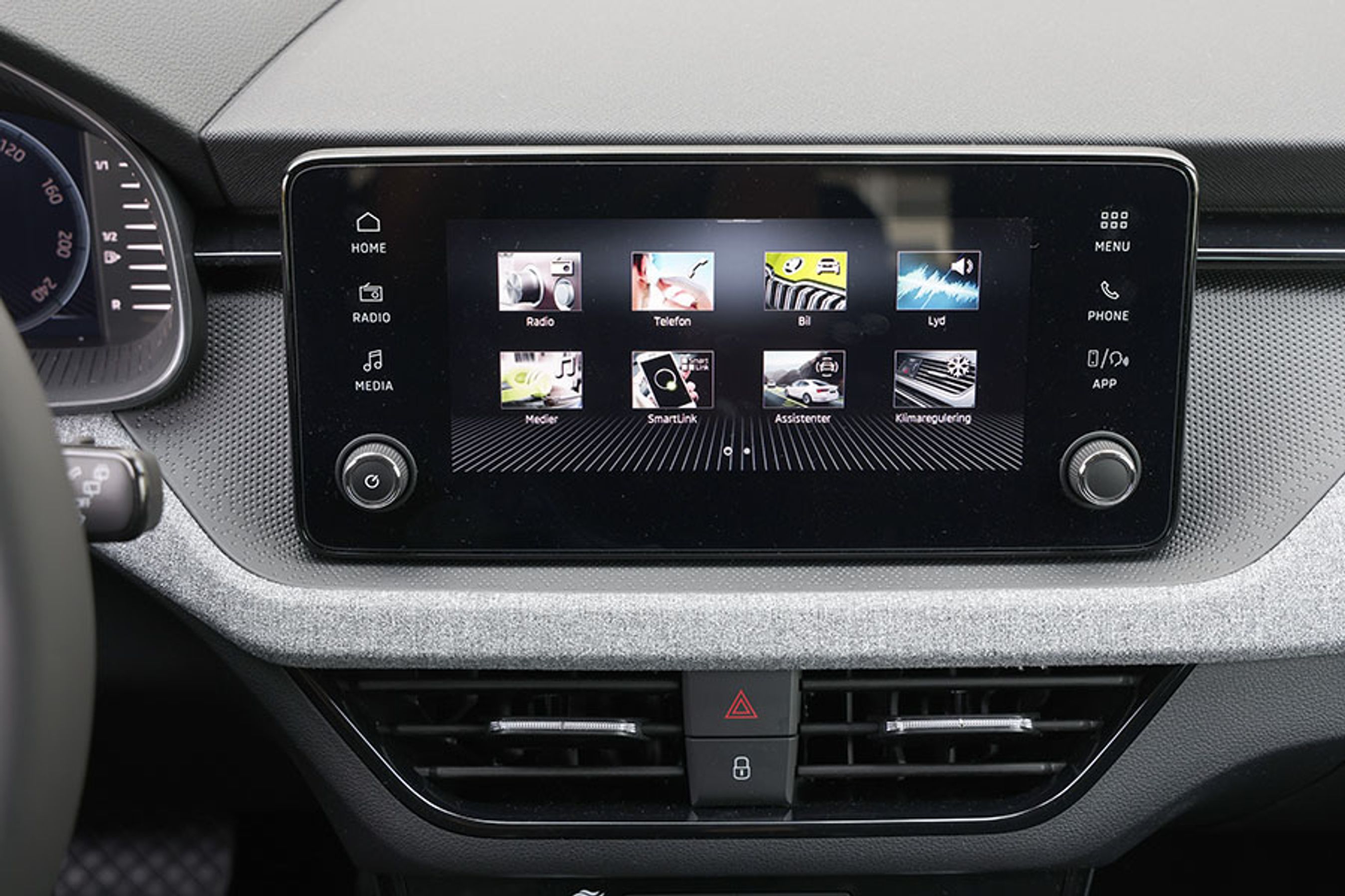 Menustrukturen på skærmen er enkel at betjene, og alle menupunkter er på dansk.