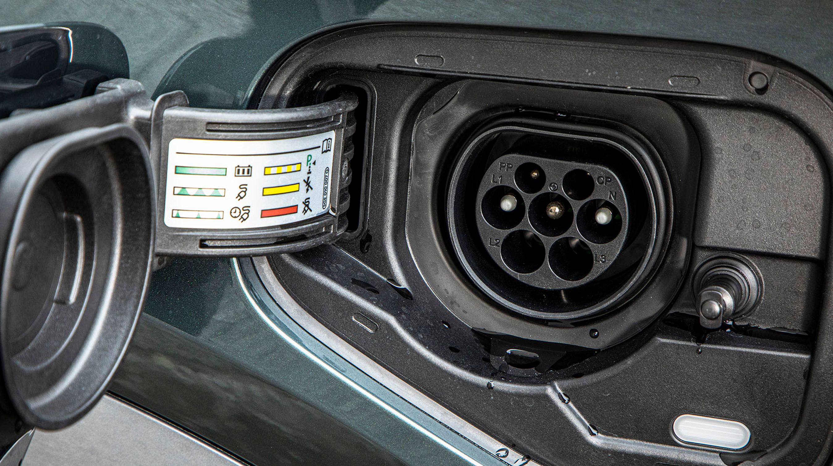 Som plugin-hybrid kan Formentor lades op fra en ladeboks på omtrent fire timer. Den trækker kun strøm fra en enkelt fase og lader med op til 3,6 kW.