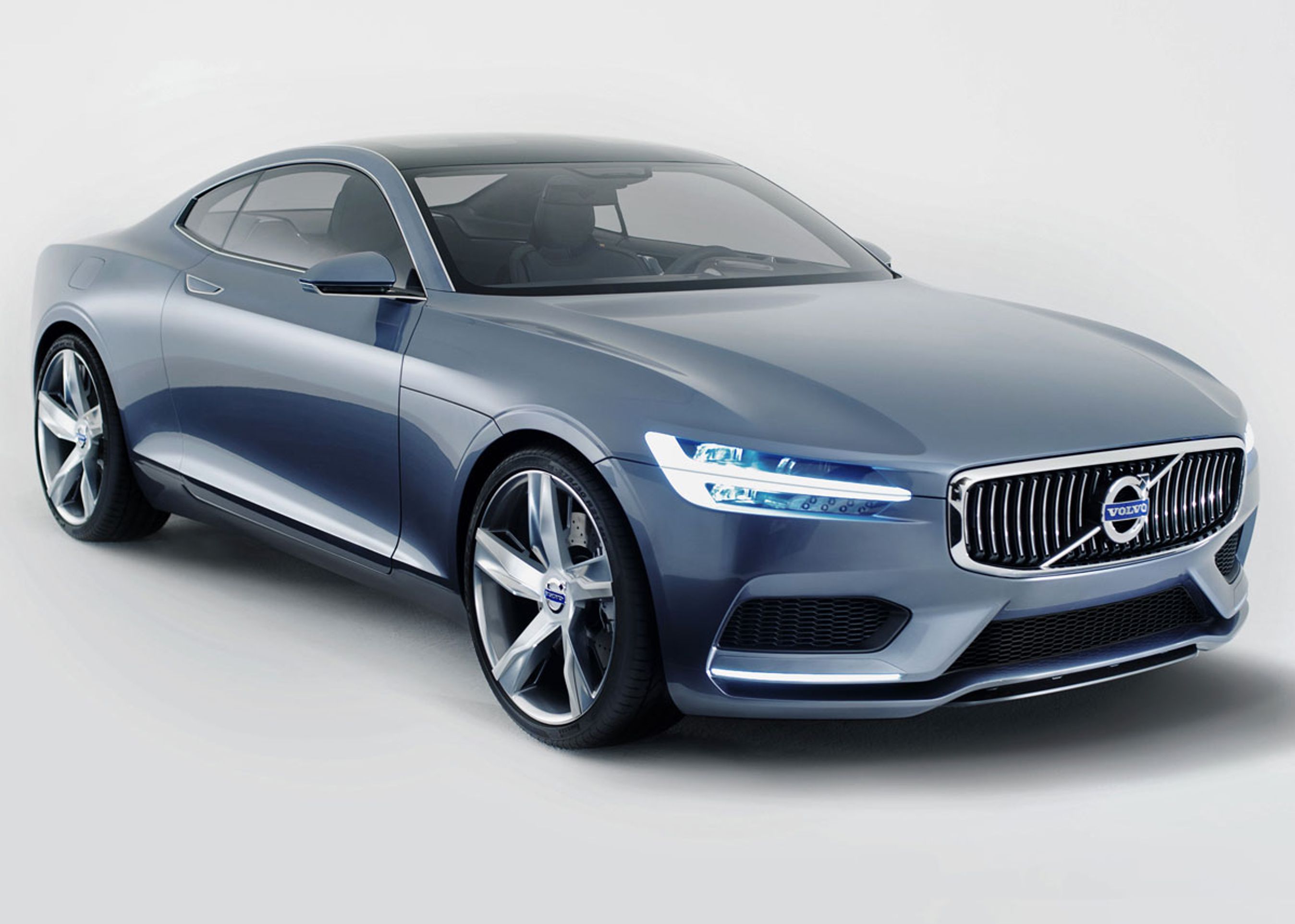 Som en løve, der udstråler styrke, selv om den ligger ned, er Volvos moderne P1800 også kraftfuld, når den holder stille, mener Volvos nye designchef.