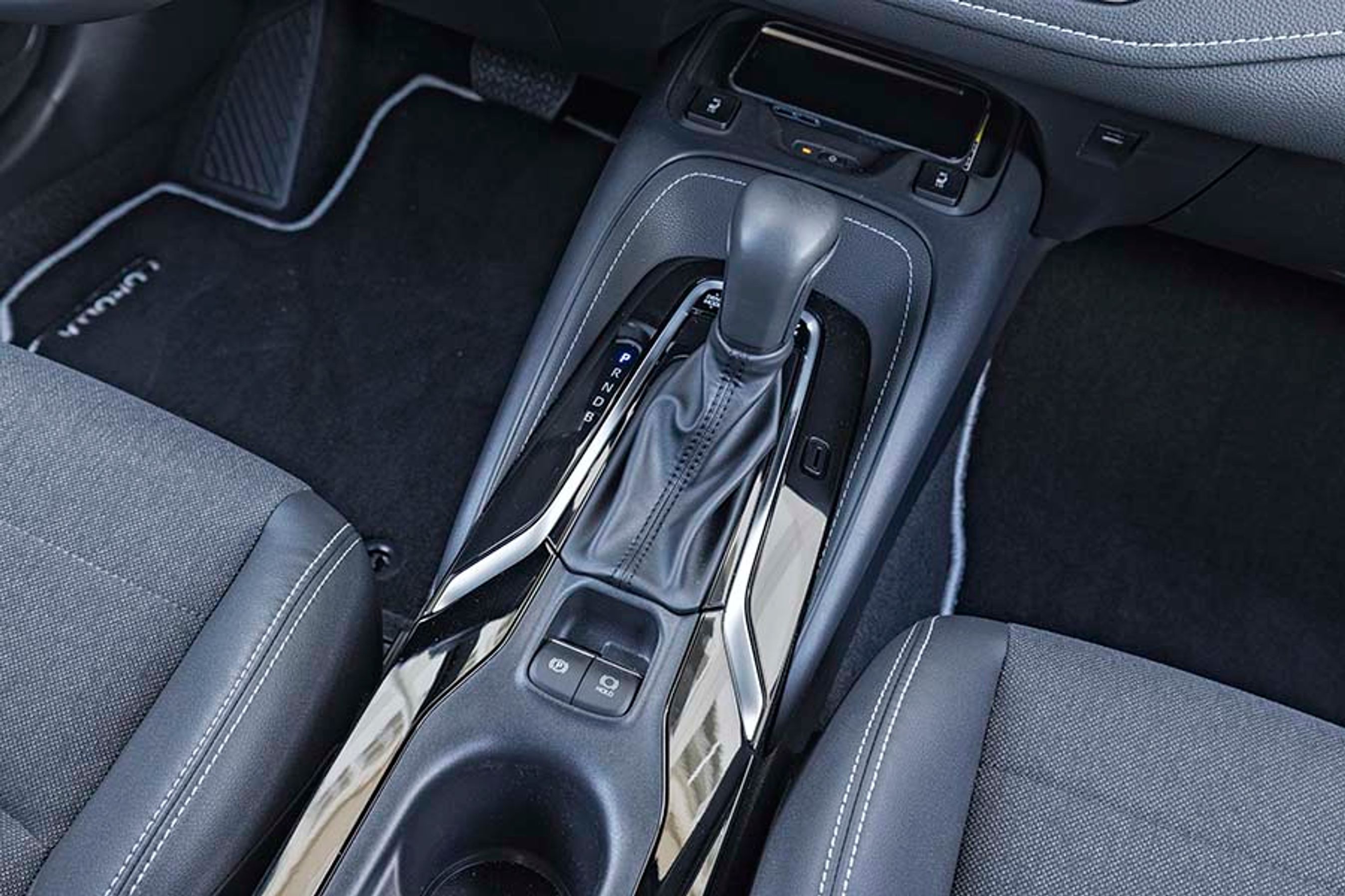 Gearstangen er af den mekaniske type, hvor man selv skal sætte den i P efter hver køretur. 