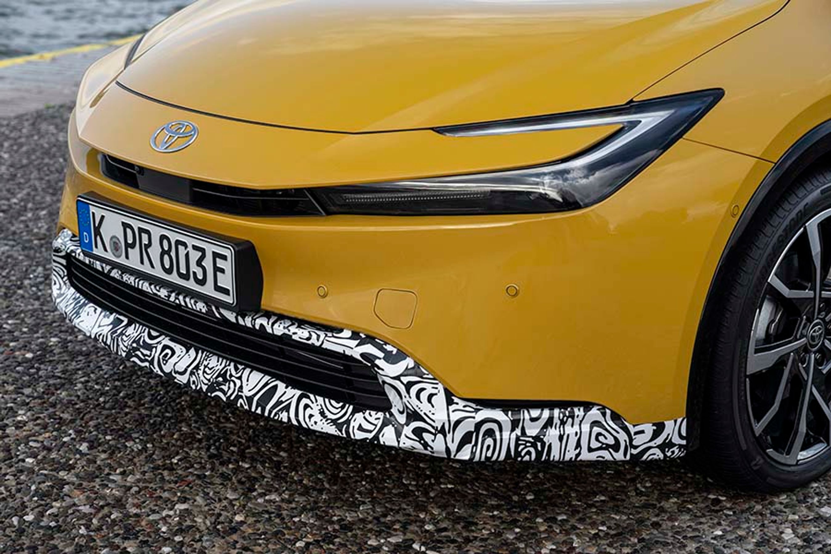 Forlygterne er af LED-typen, og designet er avanceret med lys i to etager. I topudgaverne er lygterne af matrix-typen.