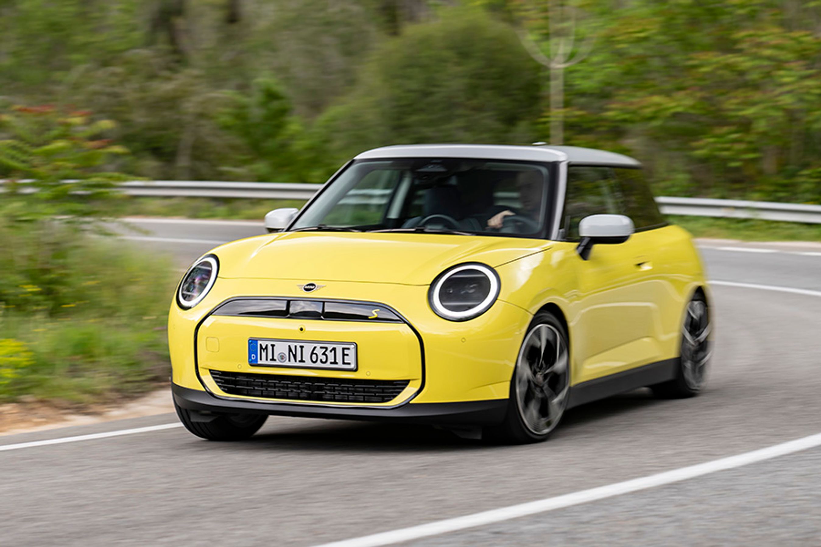 Mini Cooper ligner stort set sig selv, men har nu en mere ren front. De runde lygter kendetegner stadig bilen.