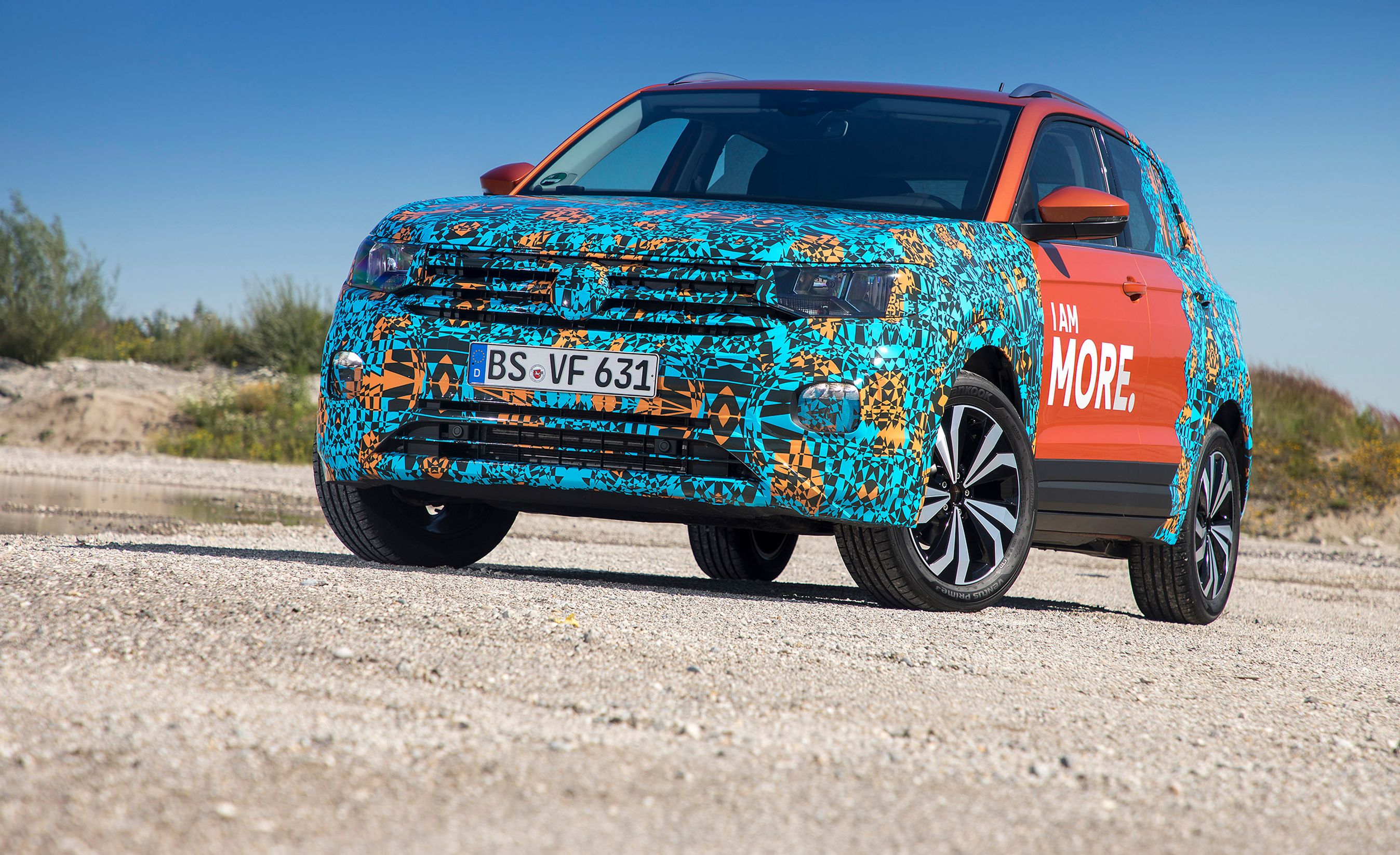 VW T-Cross med kamuflage.
