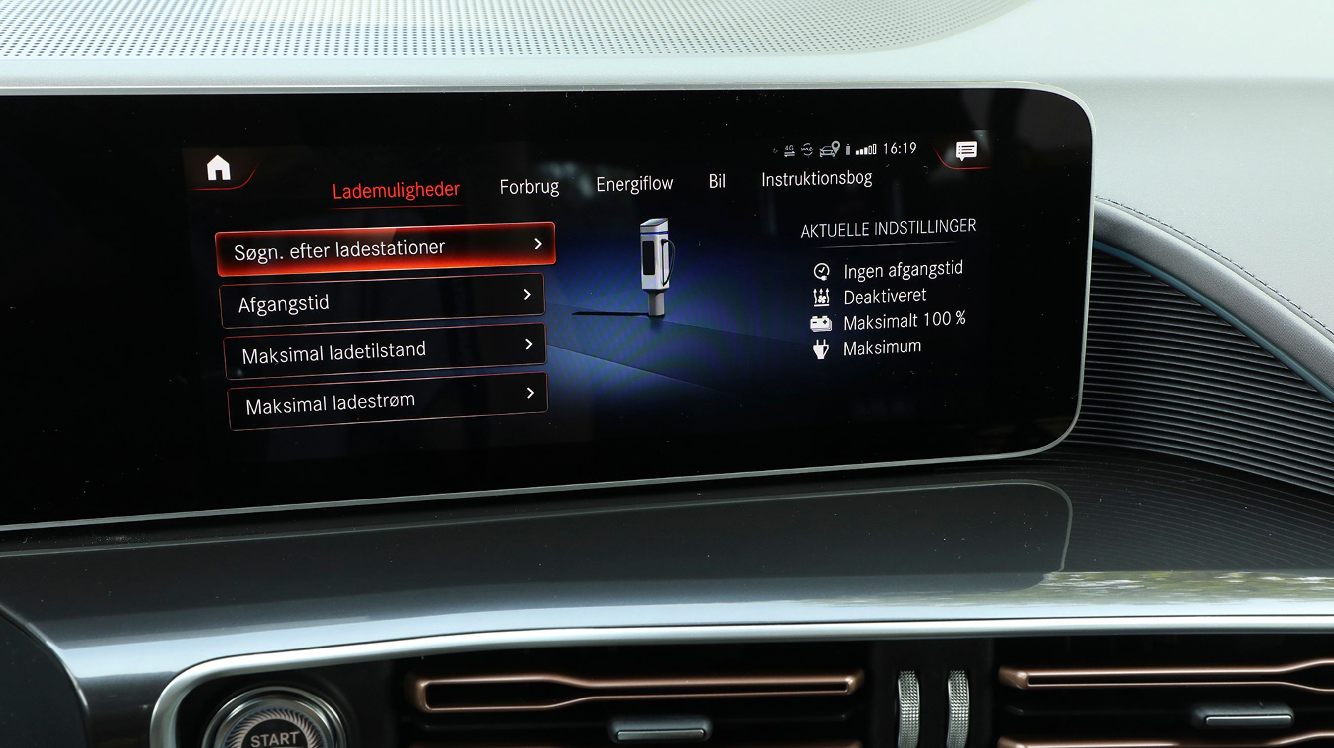 I skærmen i midten kan man lede efter ladestationer, se det aktuelle forbrug og indstille, hvornår bilen skal oplades, hvis man f.eks. har adgang til billig el om natten.