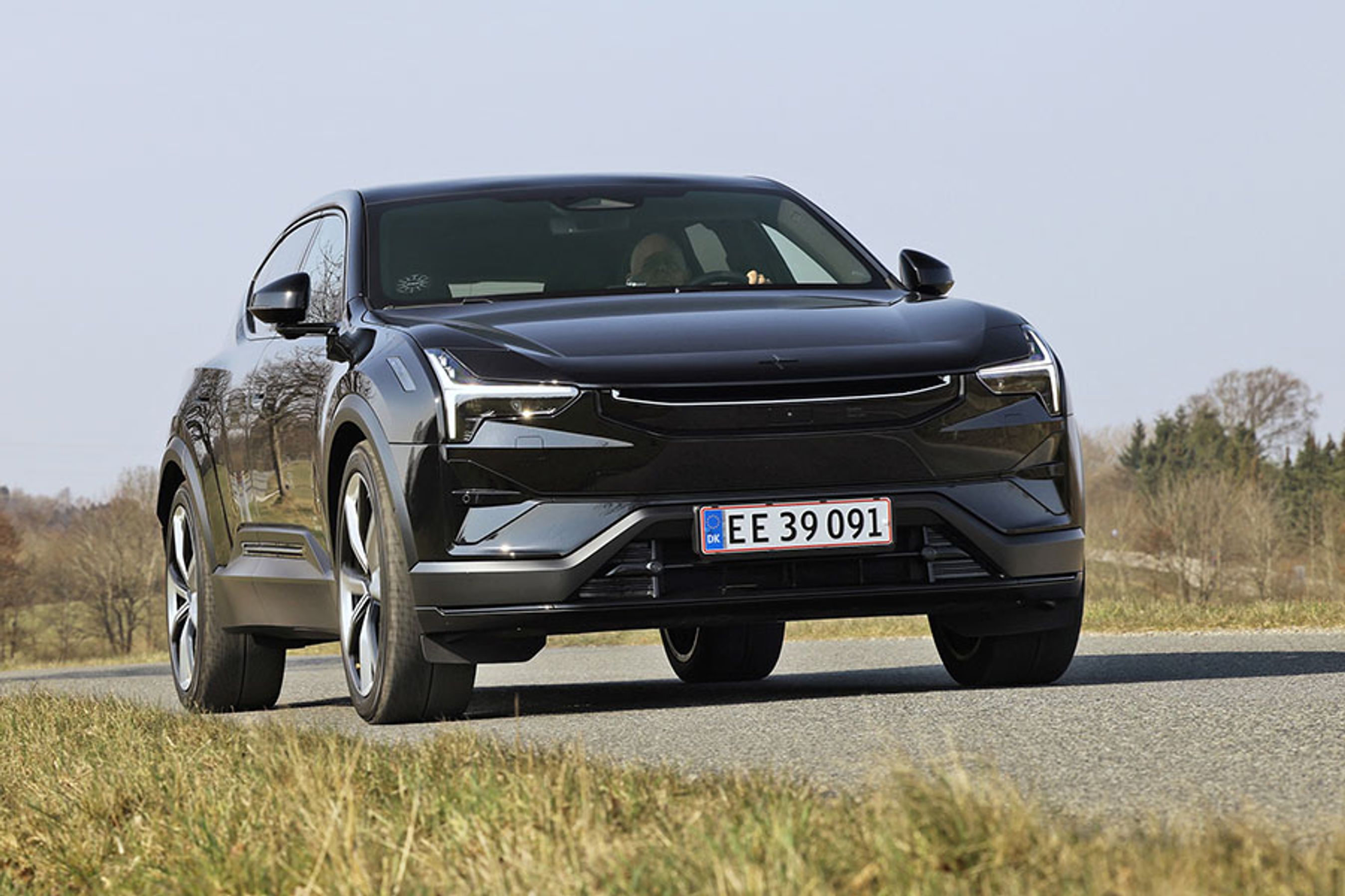 Polestar 3 er største model fra det svensk/kinesiske bilmærke. Her er det den firhjulstrukne Performance-udgave, vi har testet. Den koster 815.000 kr., men vores testbil havde desuden for 230.000 kr. ekstraudstyr.