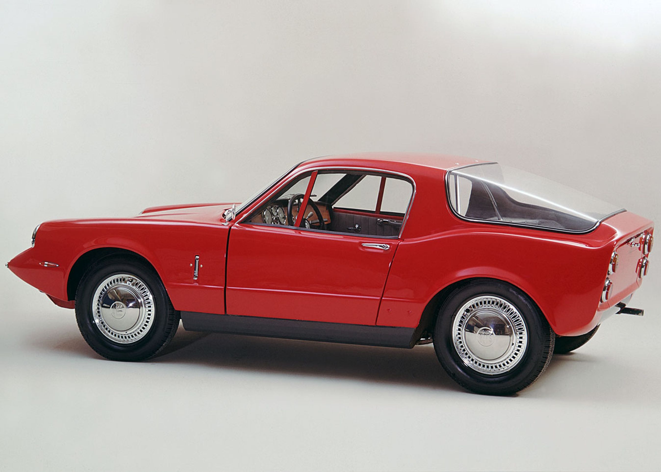 Den Saab 96-baserede sportsvogn Saab Sonett kom i 1966, men blev aldrig det store hit.