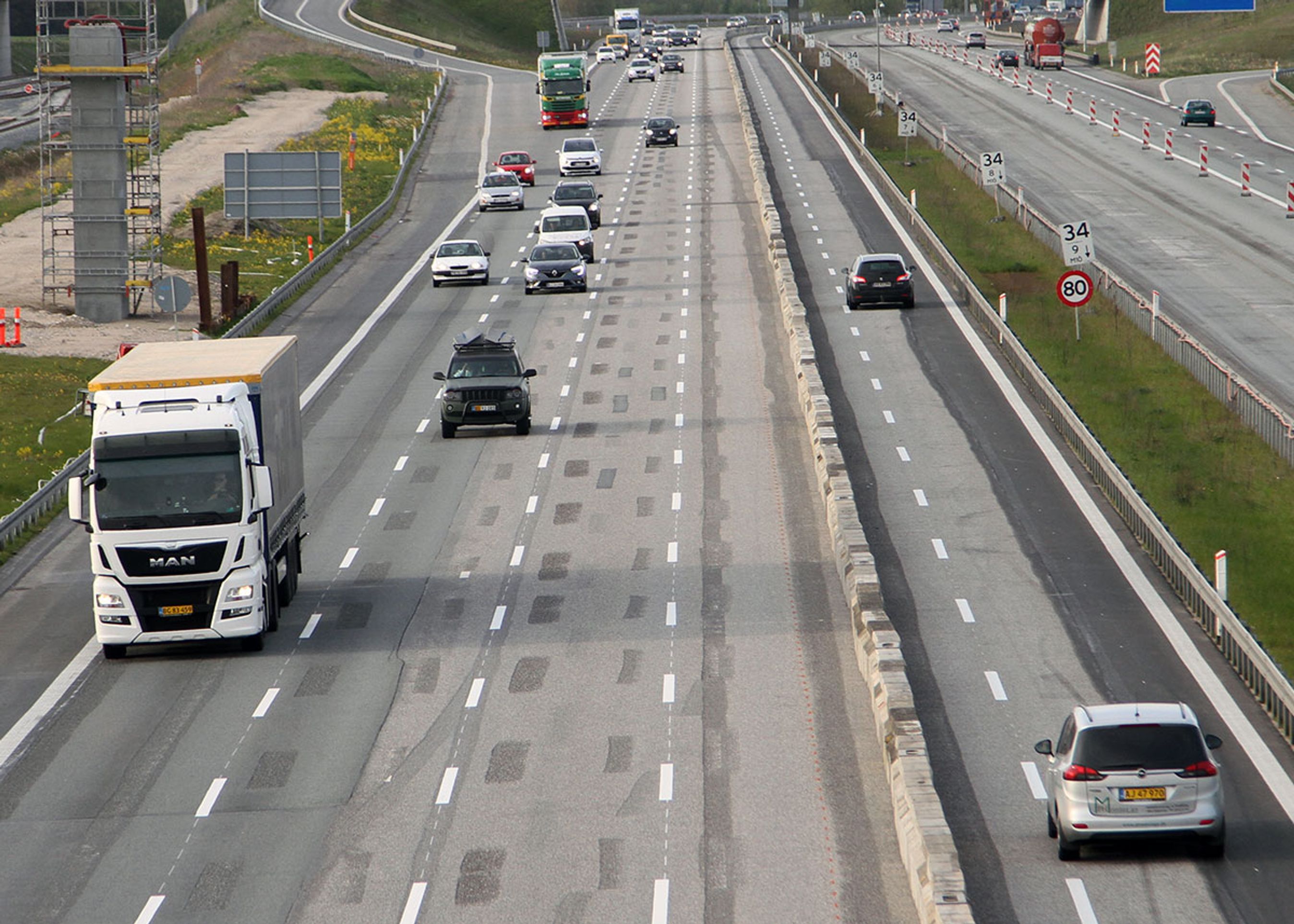 Her er der fire spor ud af København og ét indad (samt to mere helt til højre). Det yderste af de fire spor havde ikke mange bilister lyst til at bruge den første dag.