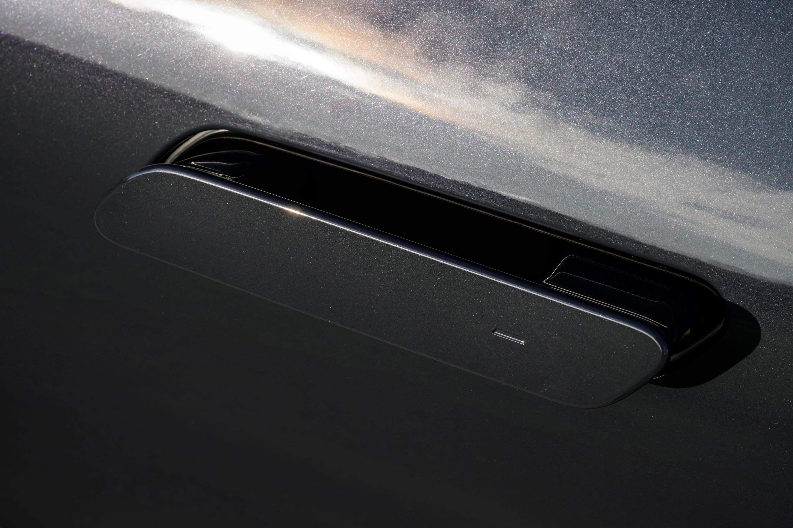 Dørhåndtag der popper ud af døren i en BMW iX3