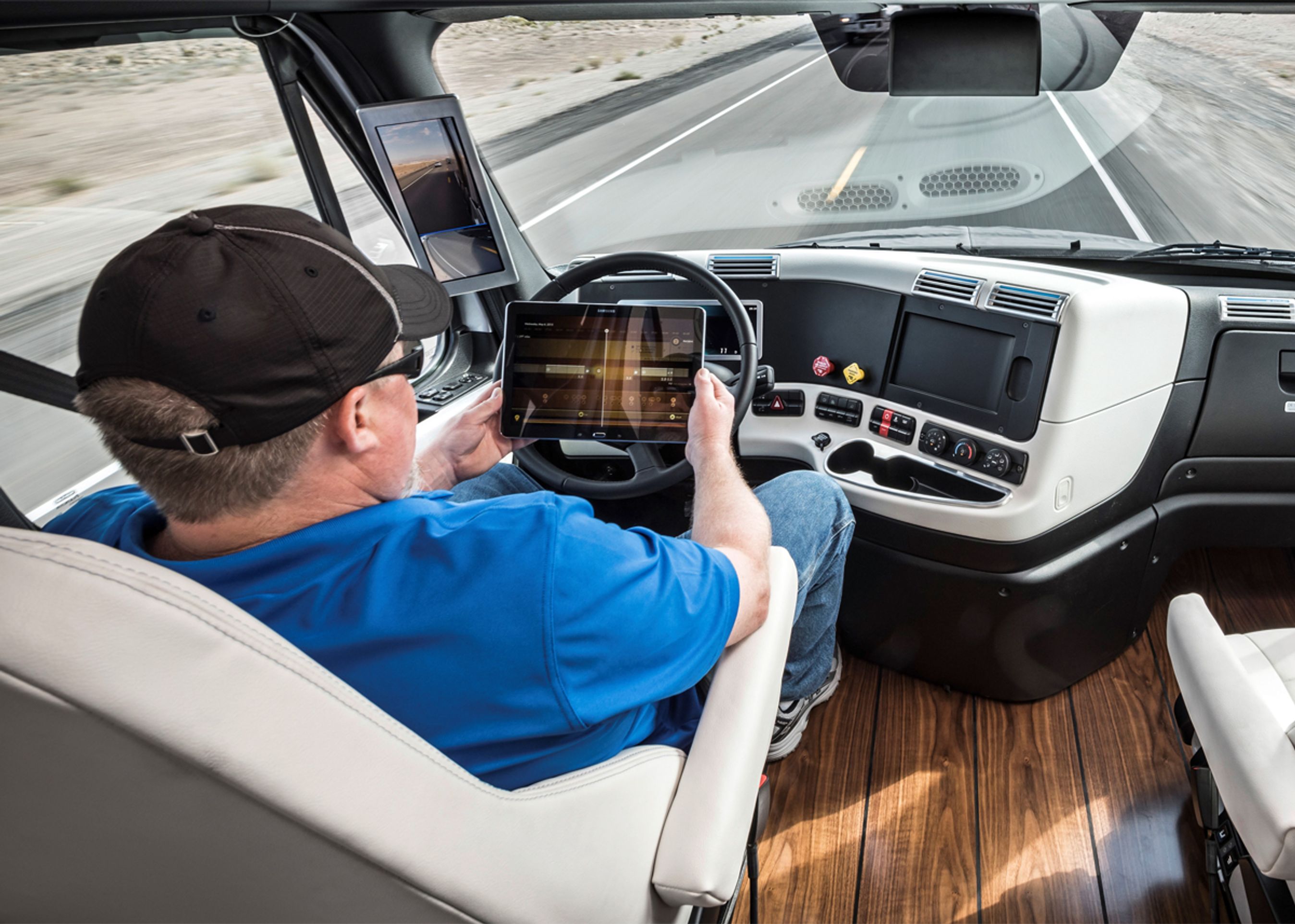 Føreren kan lave andre ting end at passe kørslen ved almindelig motorvejskørsel. Føreren skal dog være klar til at tage over og skal bl.a. selv klare vognbaneskift. Foto: Daimler 