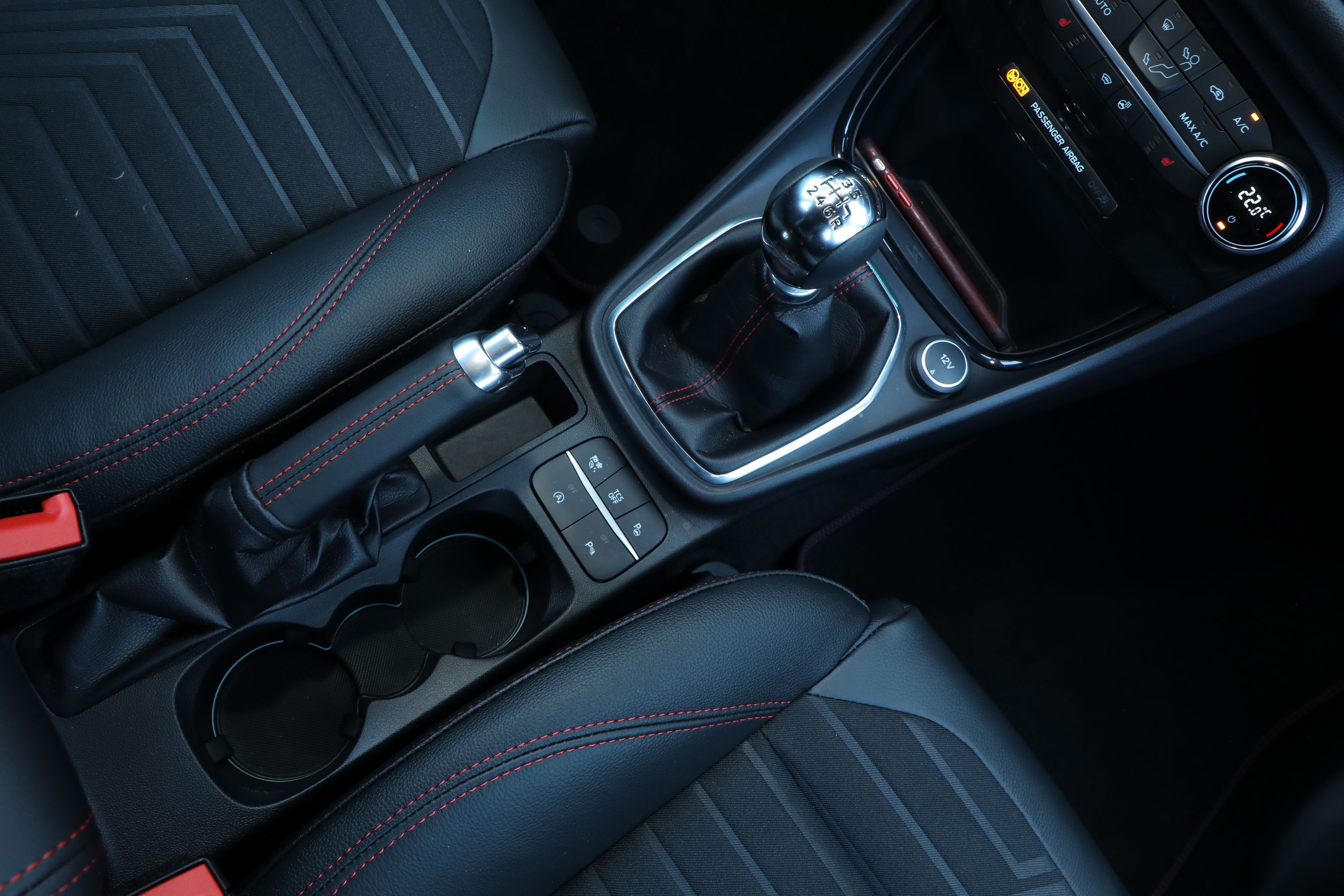 Der er store velfungerende kopholdere mellem sæderne, og foran gearstangen er der plads til telefonen, som kan oplades trådløst