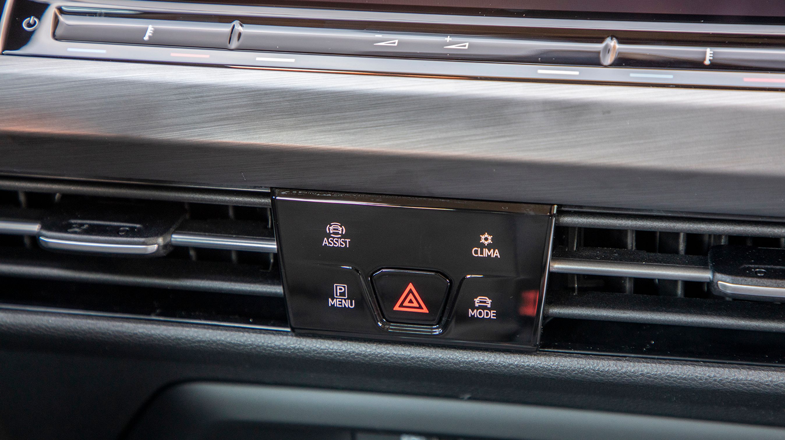 Fire knapper under skærmen giver direkte adgang til indstilling af sikkerhedsudstyret, køreprofilen, klimaanlægget eller parkeringshjælpen.