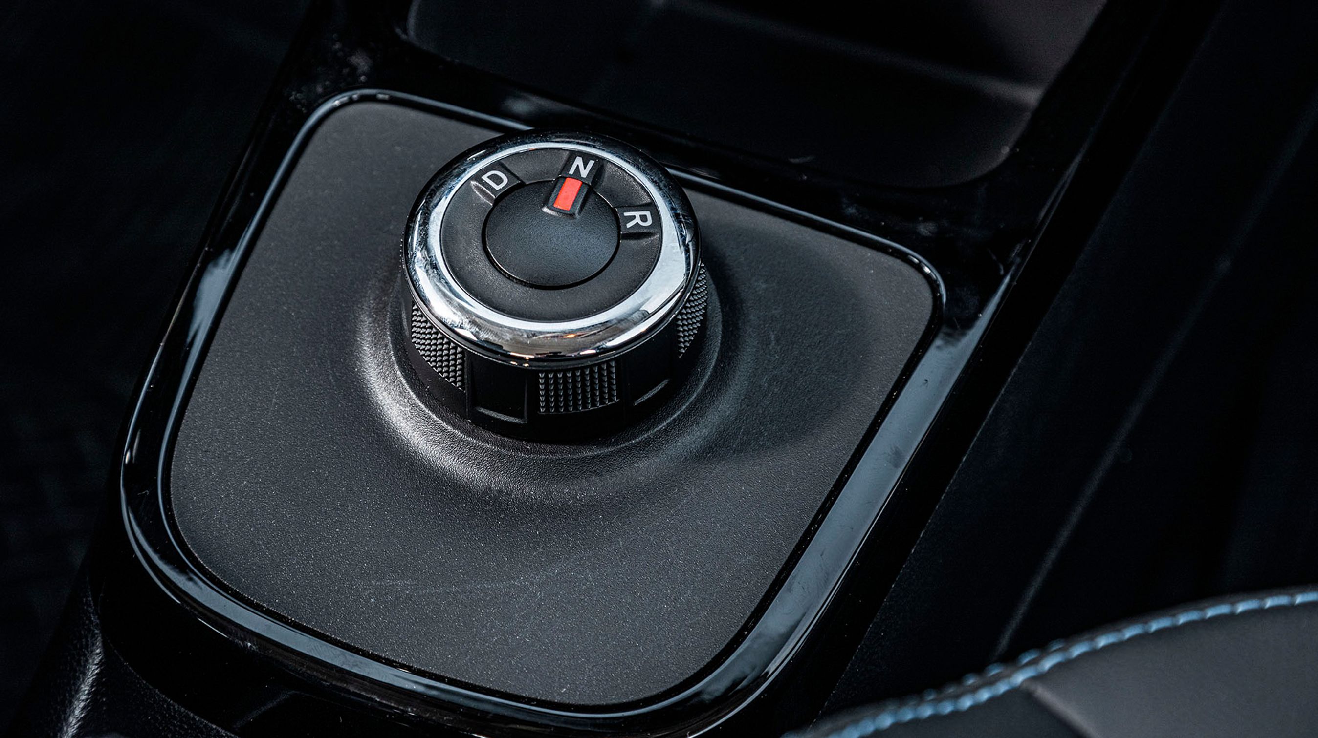 Den lille drejeknap mellem forsæderne styrer kørselsretningen, men man skal selv huske at sætte den i N og trække håndbremsen, hver gang man standser.