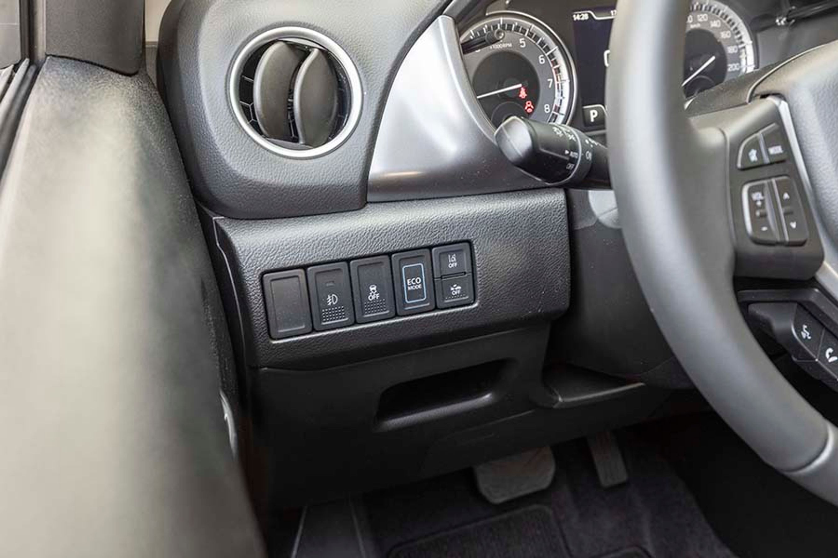 Knapperne til venstre for rattet er svære at se fra førerpladsen. Bemærk, at man kan slå den automatiske nødbremse fra, hvilket er tiltænkt de situationer, hvor bilen kører i terræn.
