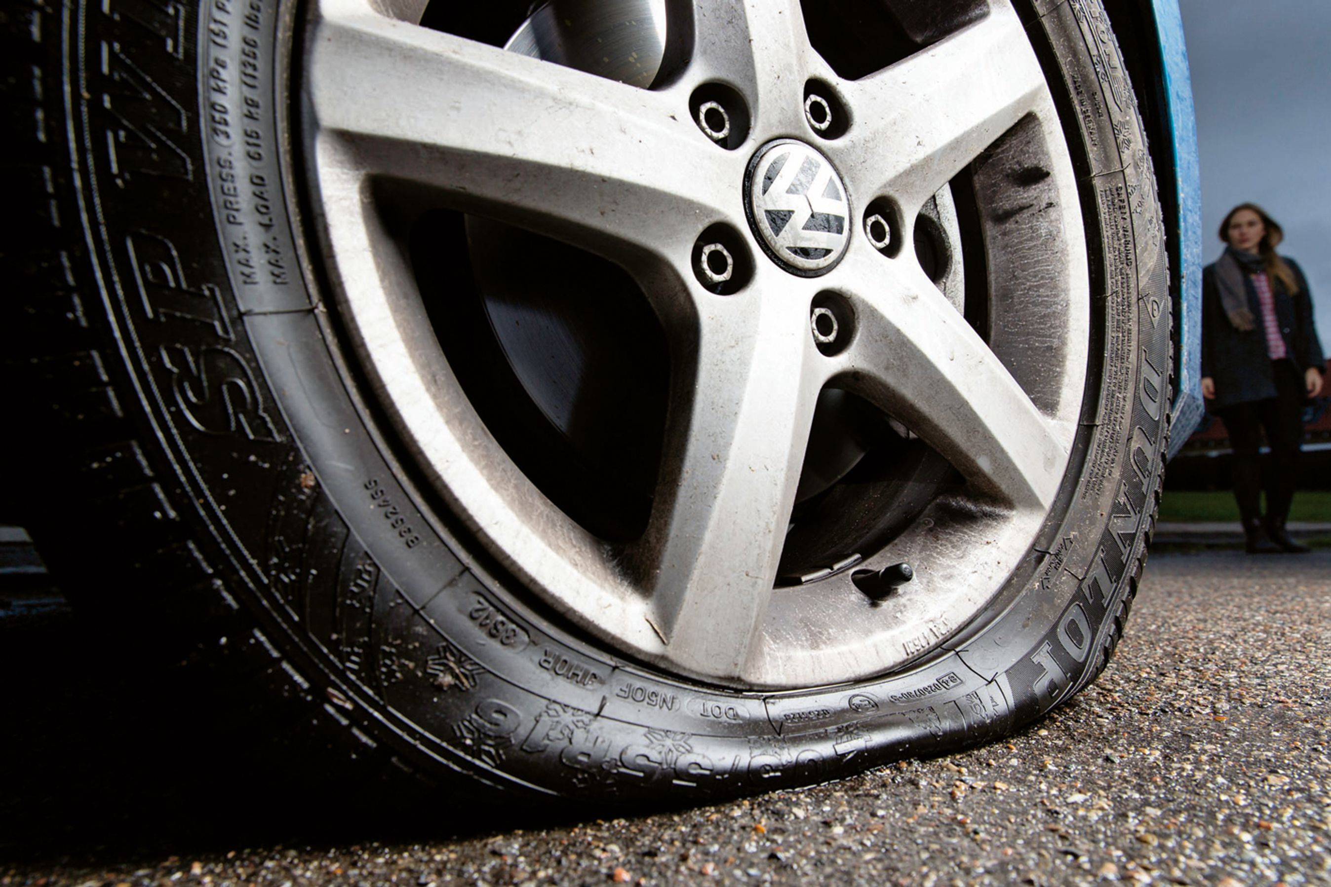 Kravet om dæktryksovervågning i nye biler kan gøre det dyrt at punktere, skriver FDMs medlemsmagasin Motor