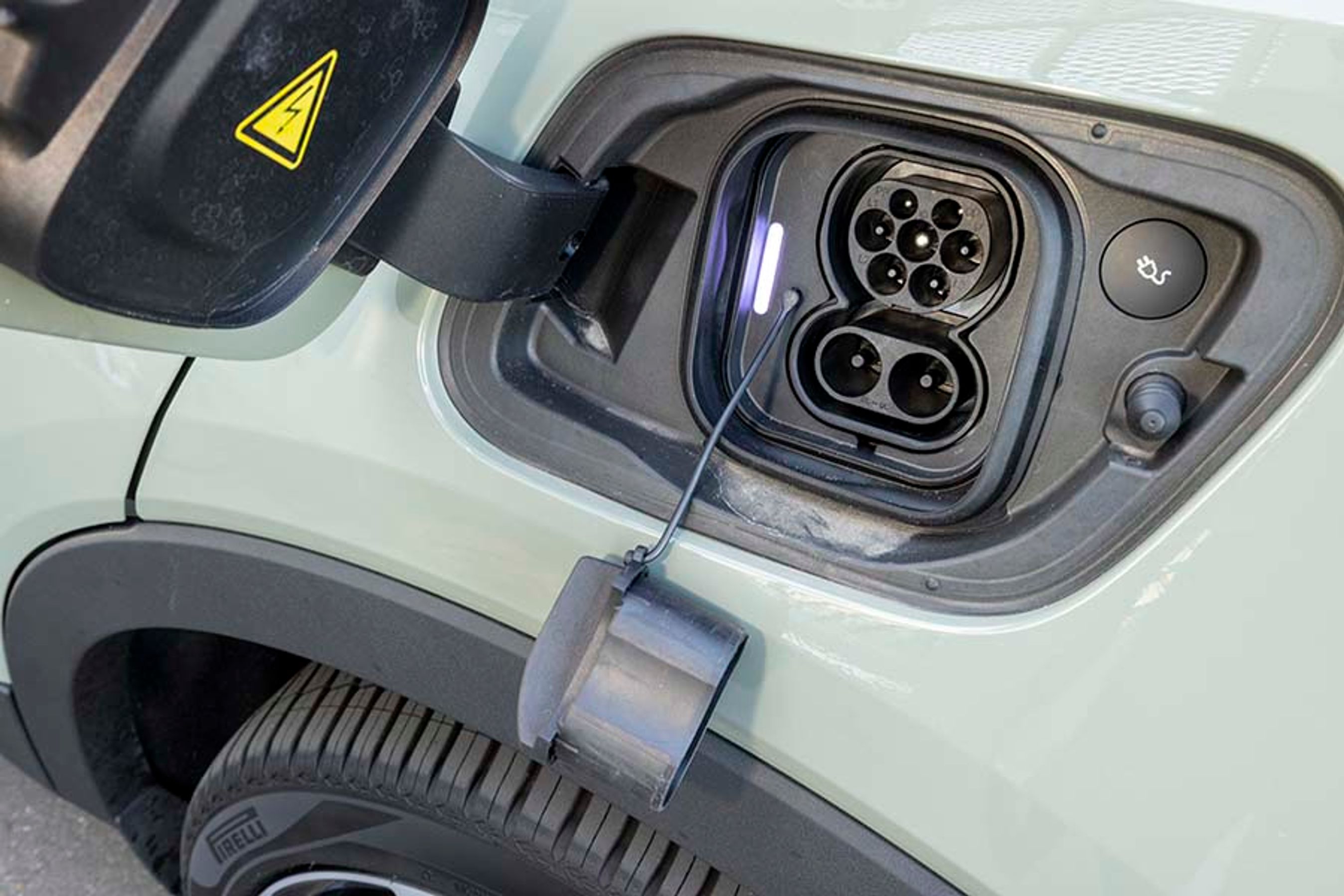 Ladestikket er placeret i bilens venstre side ved baghjulet. Der er DC-Combo-stik, der klarer op til 150 kW, samt Type 2-stik til 11 kW-hjemmeladning (3 faser).