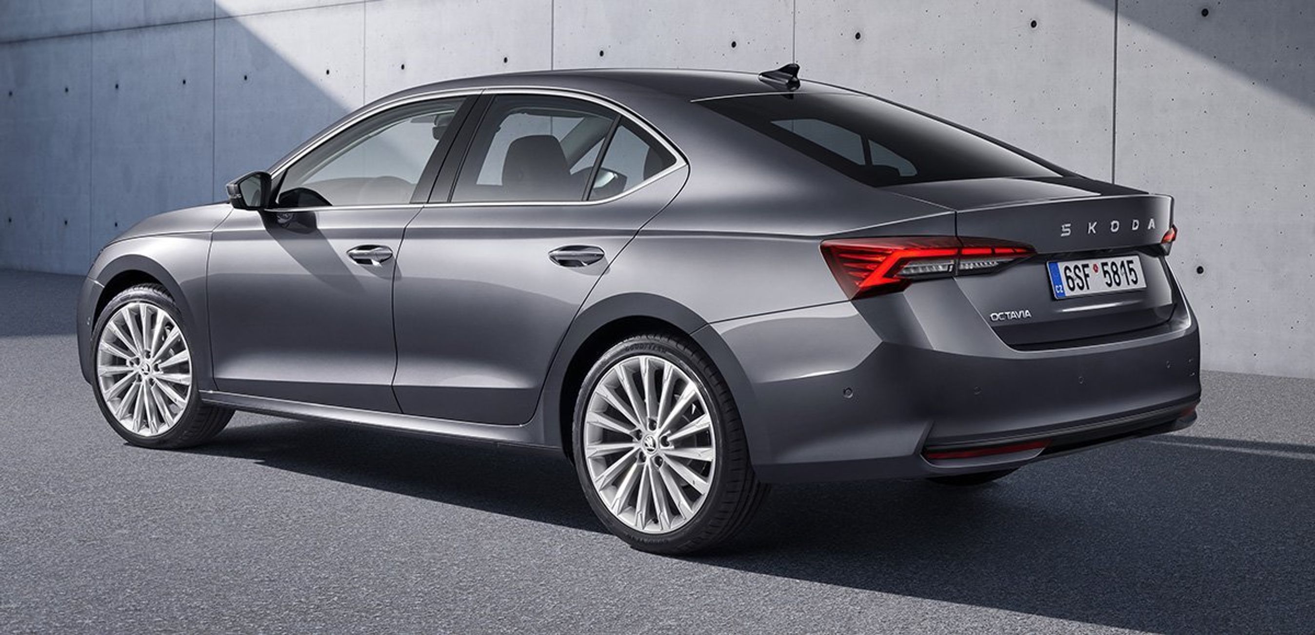 Skoda Octavia femdørs bagfra.