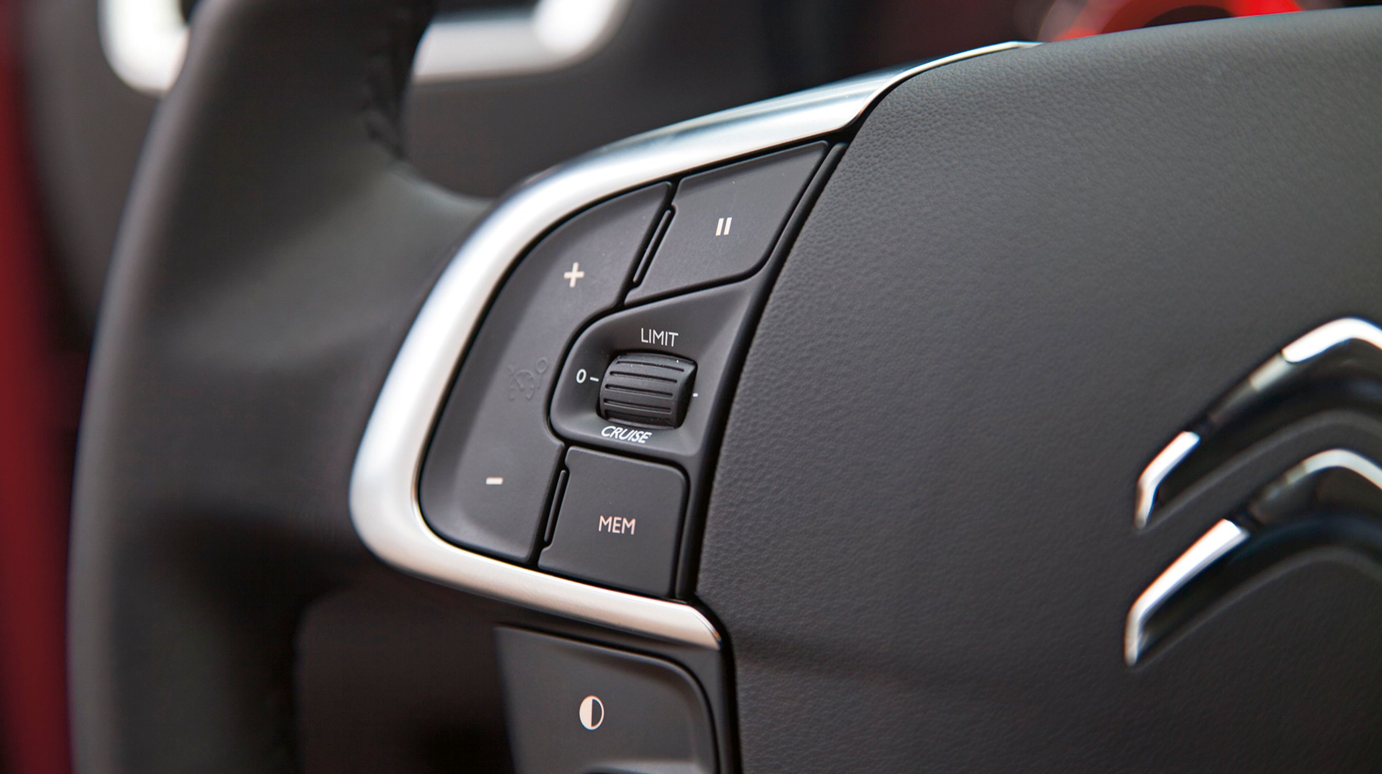 Fartpiloten, der styres fra rattet, kan programmeres til fem hastigheder, så man let kan ændre farten – f.eks. når man kører ind i byzone.