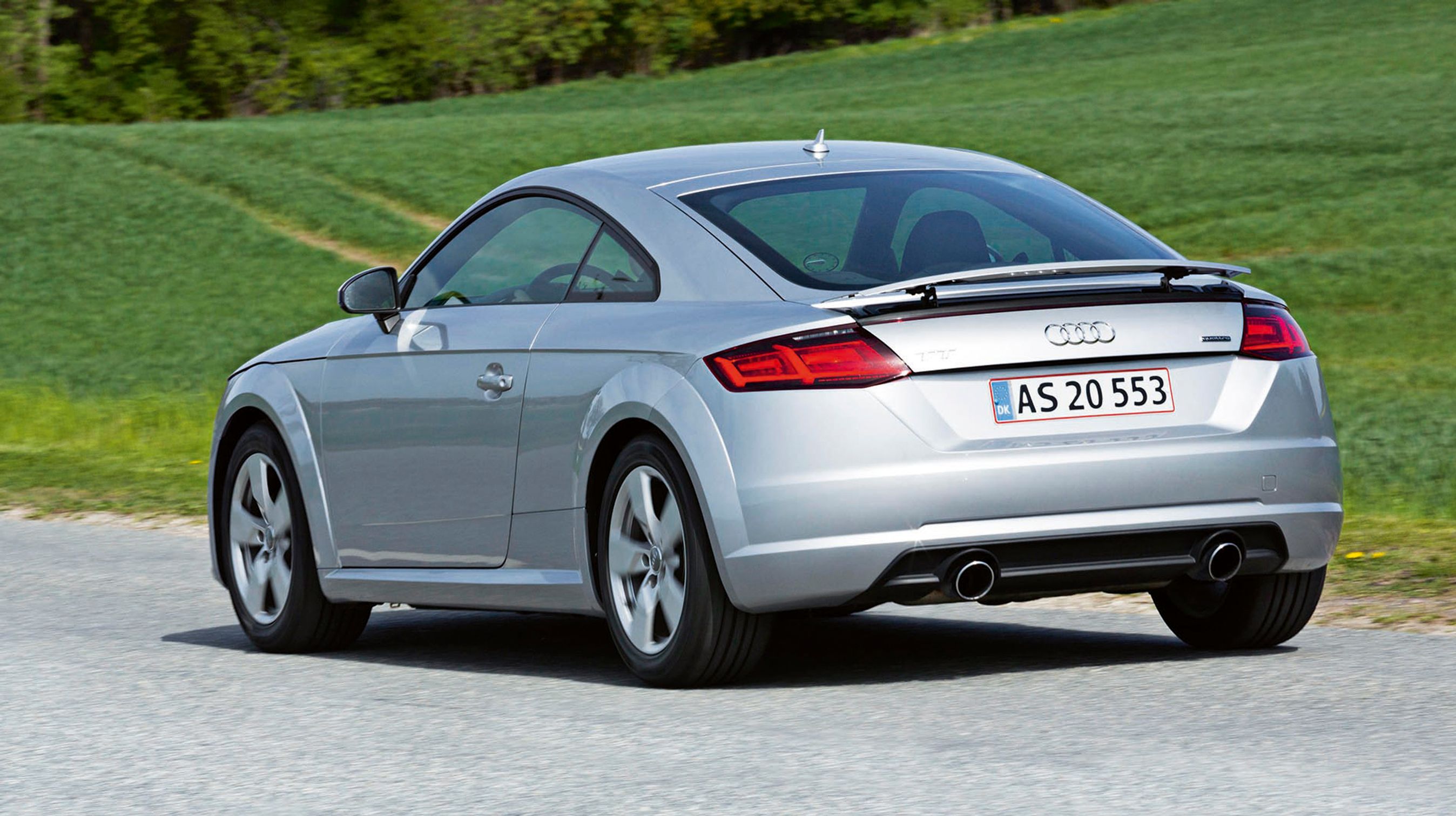 Audi TT er en coupé med en stor tophængslet bagklap, der giver fin adgang til et pænt bagagerum. Der er i teorien plads til fire i bilen, men betragt den alligevel som en topersoners bil.