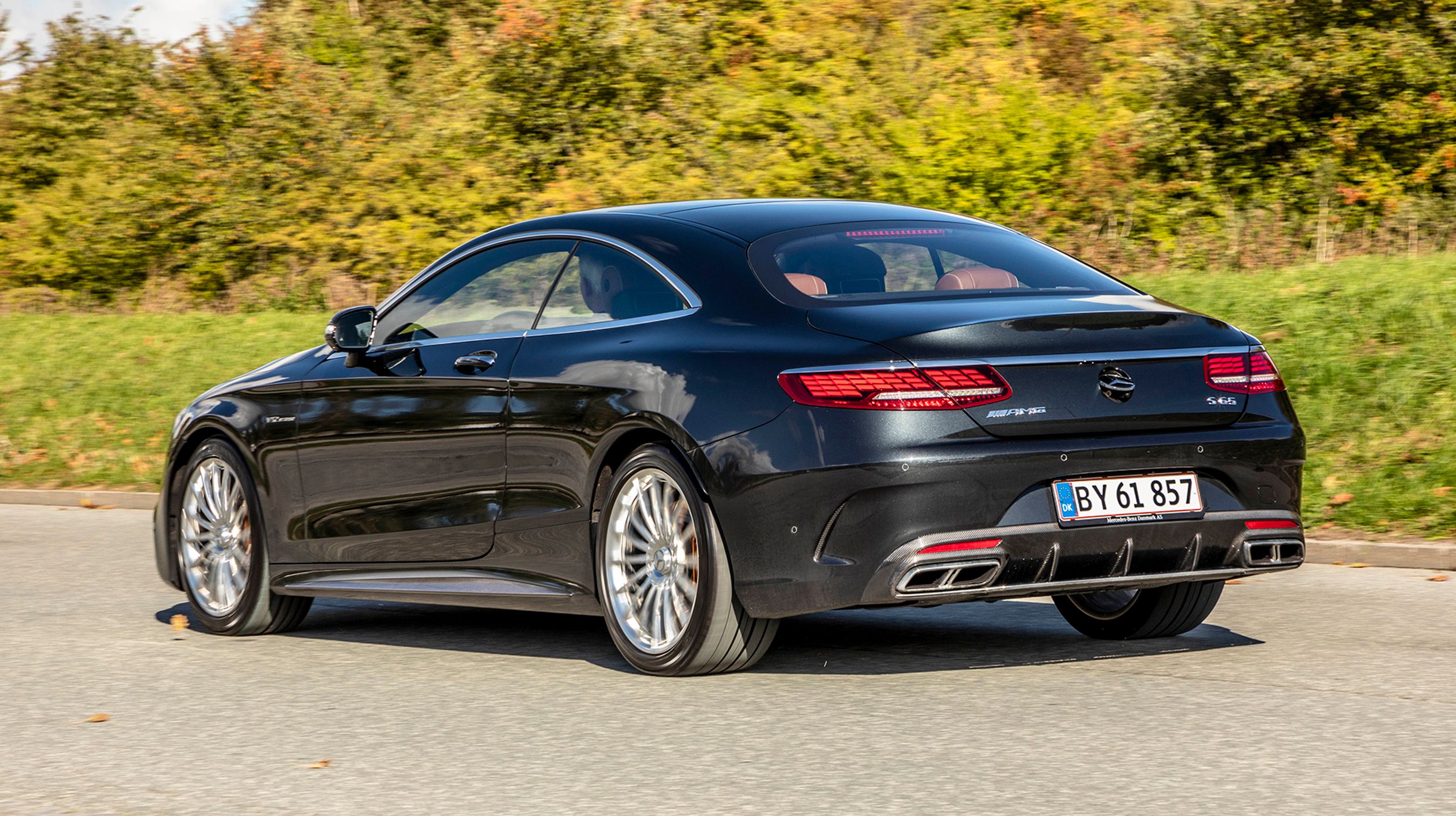 Trods en samlet længde på over fem meter er bagagerummet småt og bagsædepladsen er stærkt begrænset.