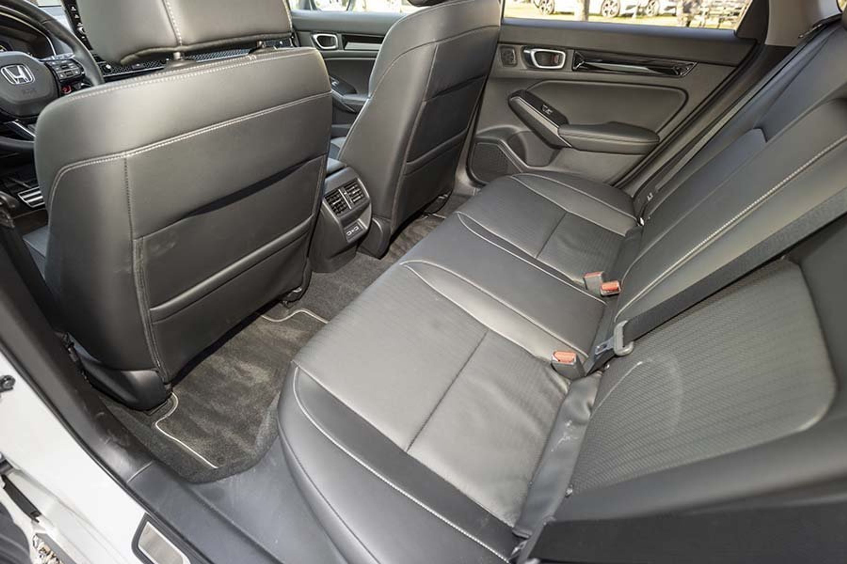 Bagsædepladsen er noget kneben til knæ og hoved