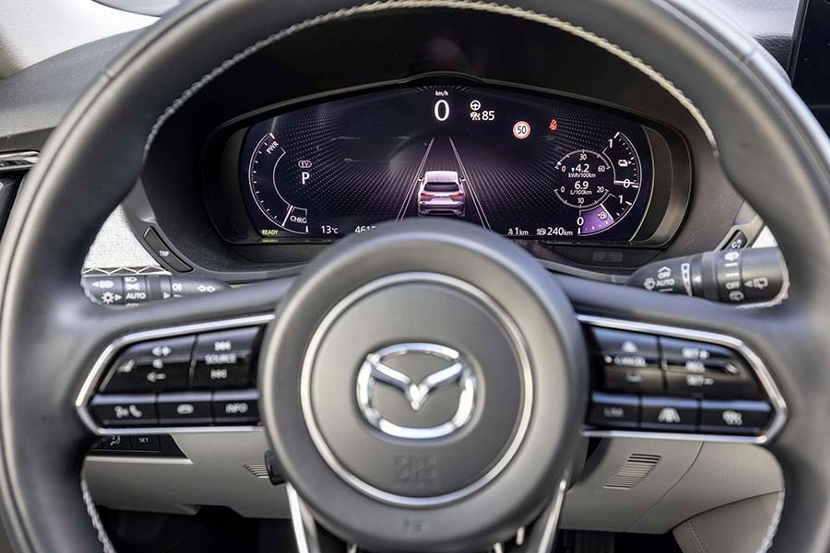 Instrumenthuset er flot og med tydelig visning af hastigheden som tal i midten. Til højre ses de to tankmålere, der angiver dels mængden af benzin, dels mængden af strøm på batteriet. Nedenfor er rækkevidde på de to energiformer angivet i kilometer.