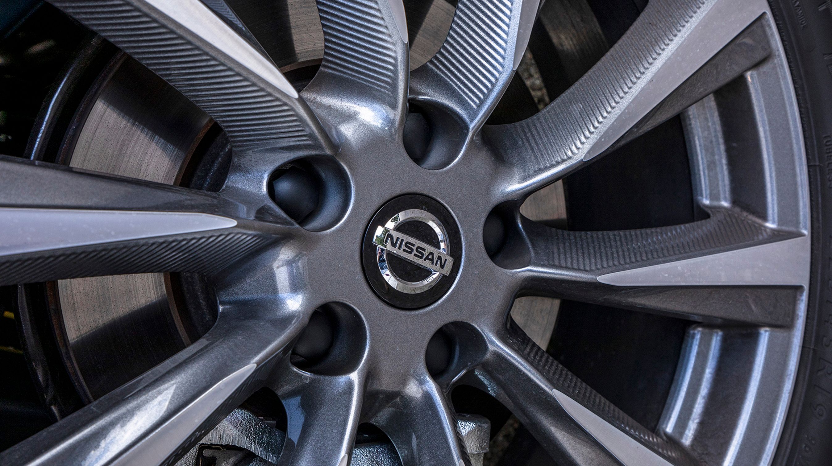 I Tekna+ udgaven er der som standard 19-tommer letmetalfælge.