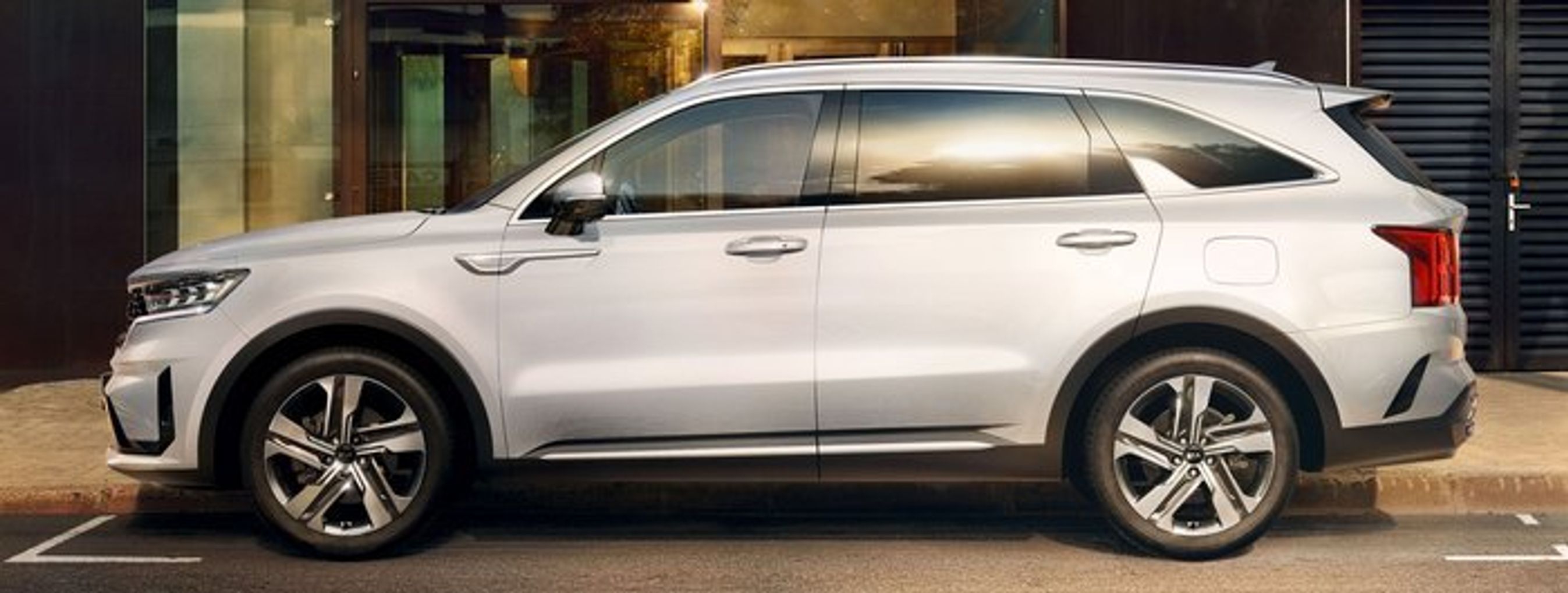 I profil har designerne forsøgt at få Sorento til at se længere ud. Udhængene for og bag er kortere og akselafstanden øget. Desuden er den forreste vinduesstolpe trukket tre cm tilbage.