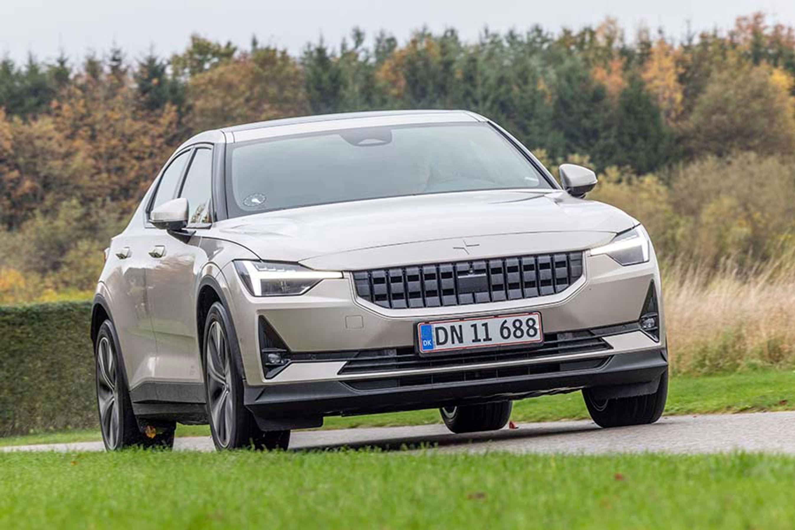 Volvo-anerne er tydelige i Polestar 2. Eksempelvis den famøse Thors hammer, der ligger som kørelys i LED-forlygterne.