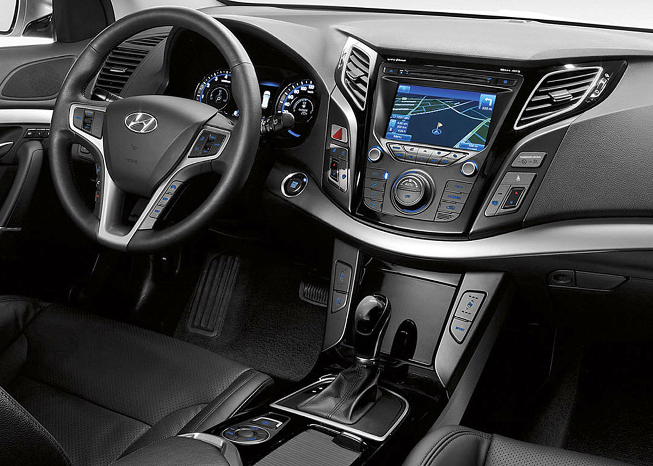 Sådan ser førerpladsen ud i i40 i en højt udstyret udgave.