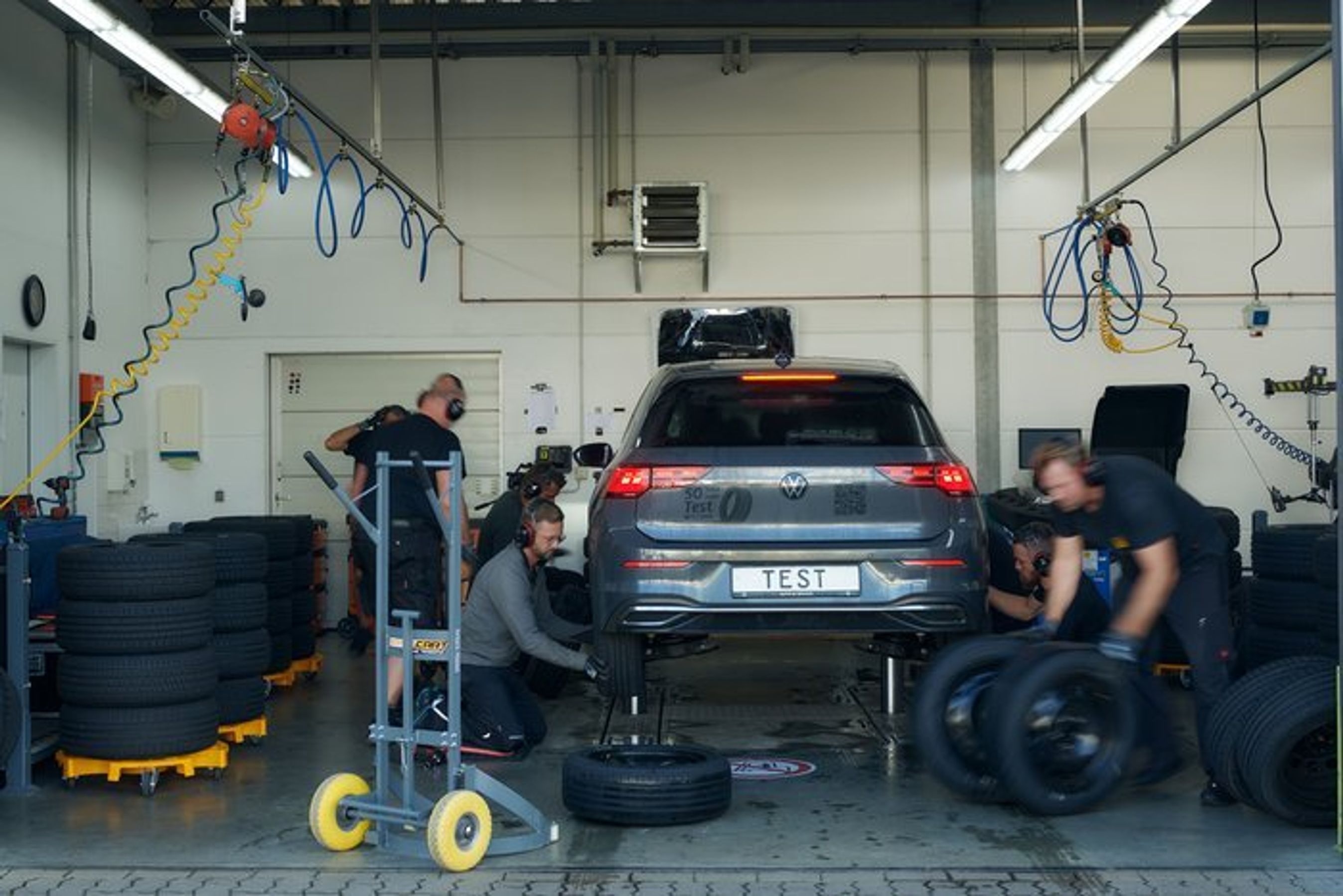 Skift af dæk på testbil